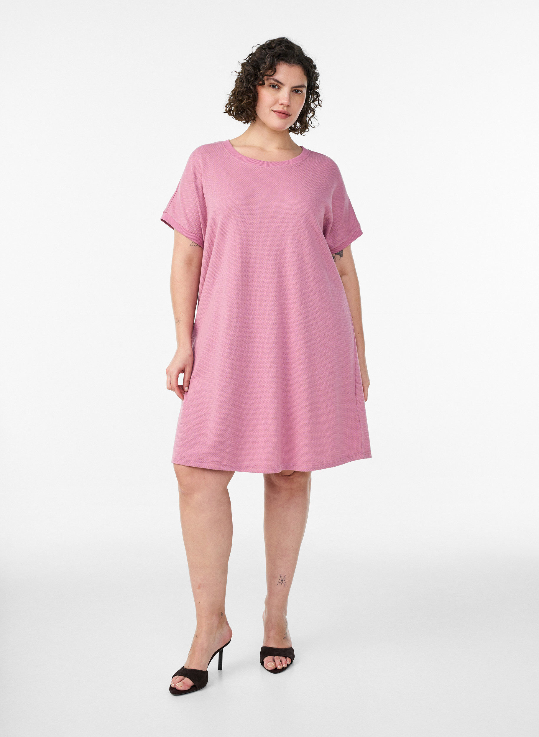 Zizzi Robe courte en jersey textur&eacute; &agrave; col rond, Rose, Model image number 1