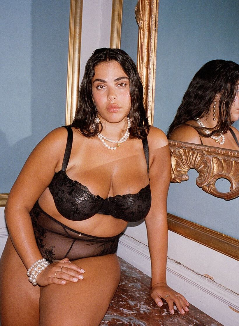 Zwart setje met balconette bh en mesh kanten panty, , Model