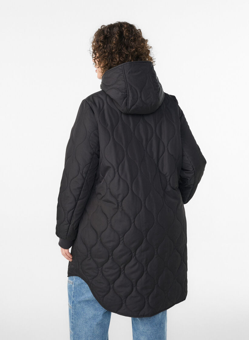 Halflange gewatteerde jas met een capuchon, Zwart, Model image number 2
