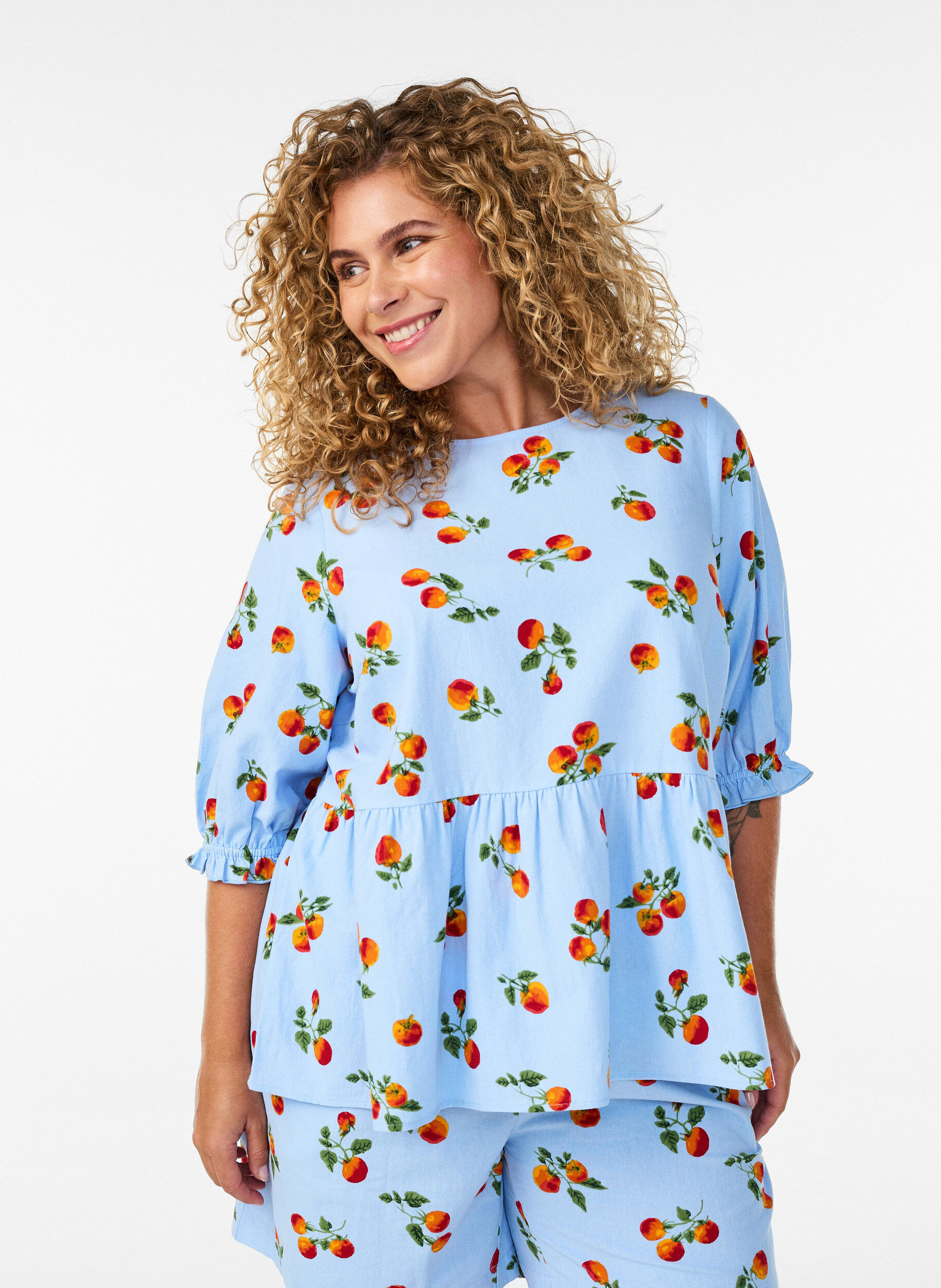 Katoenen blouse met tomatenprint en peplum, Blauw, Model
