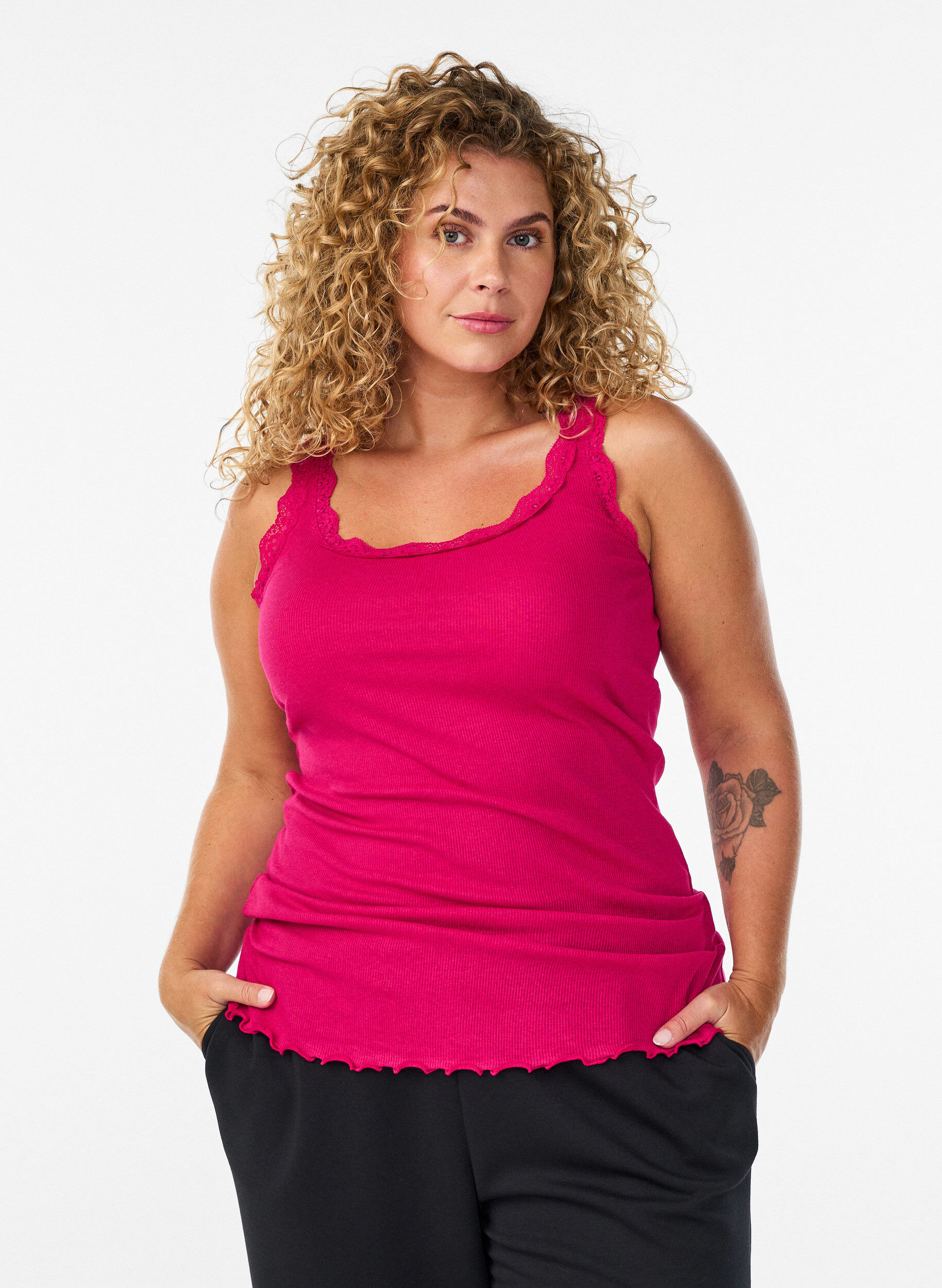 Haut avec bordure en dentelle, Rose, Model