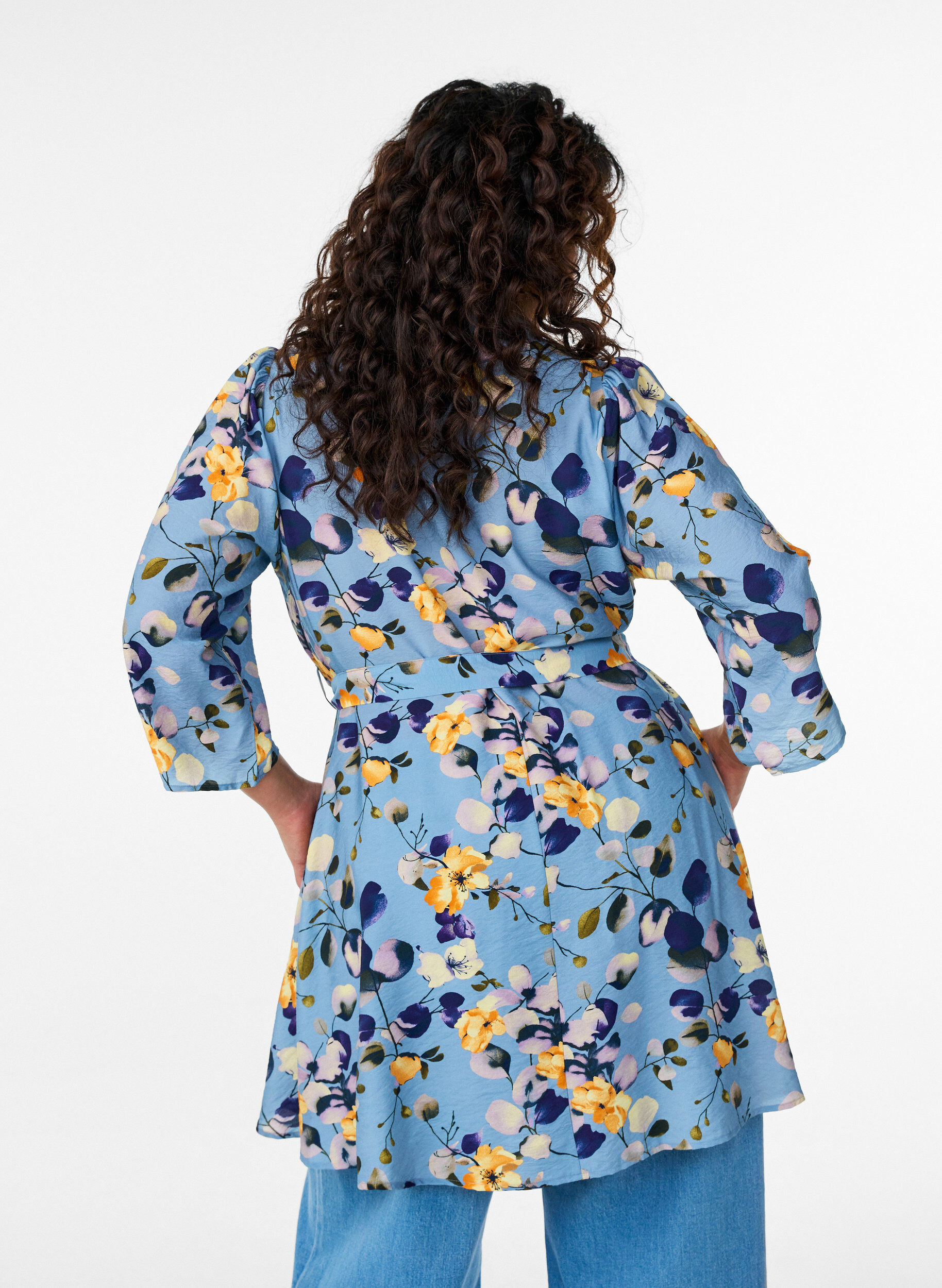 ZizziGetailleerde tuniek met een strikceintuur en 3/4 mouwen., Blauw, Model image number 2