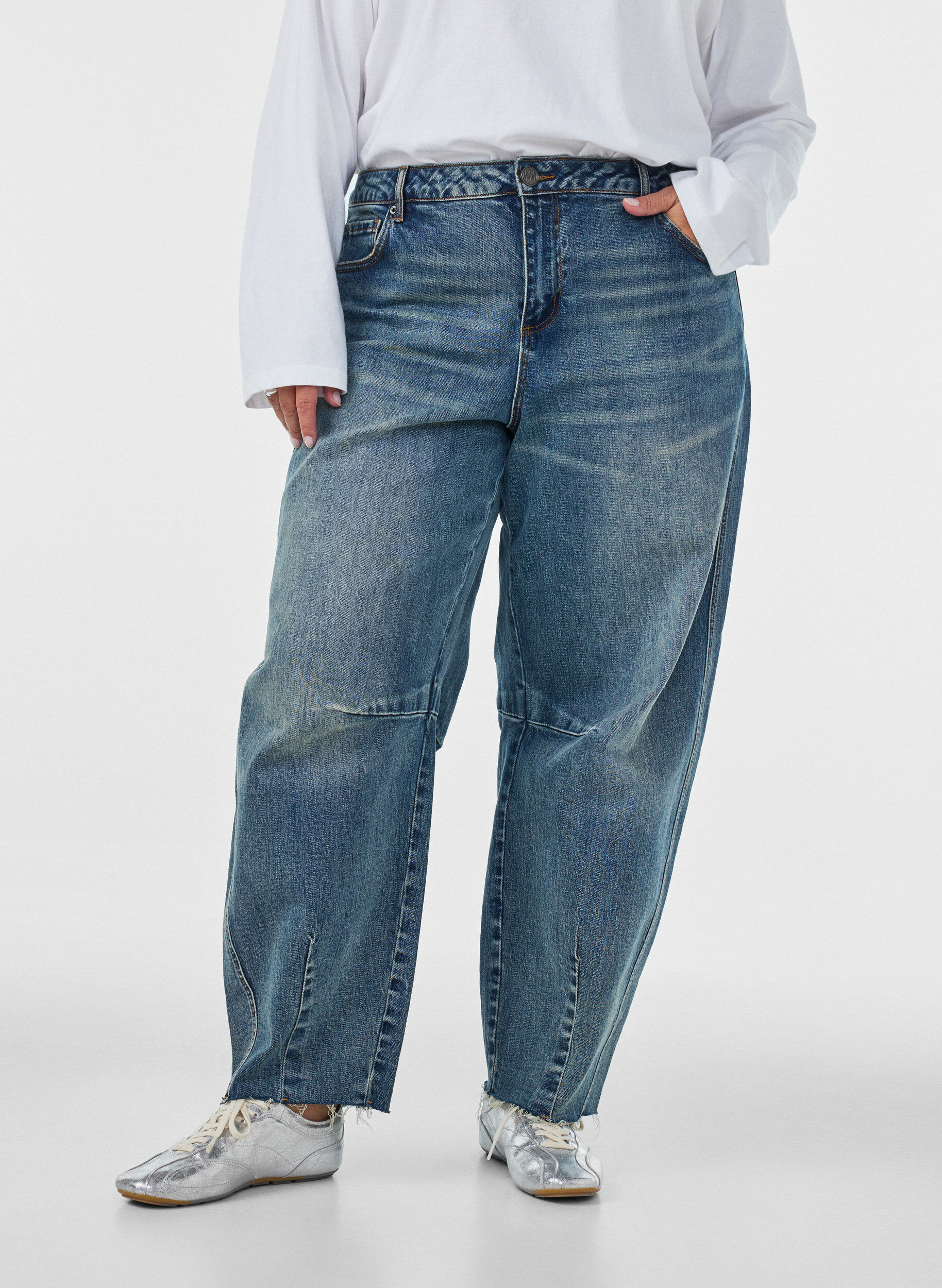 ZizziBarrel-fit jeans met een distressed wash, Blauw, Model image number 2
