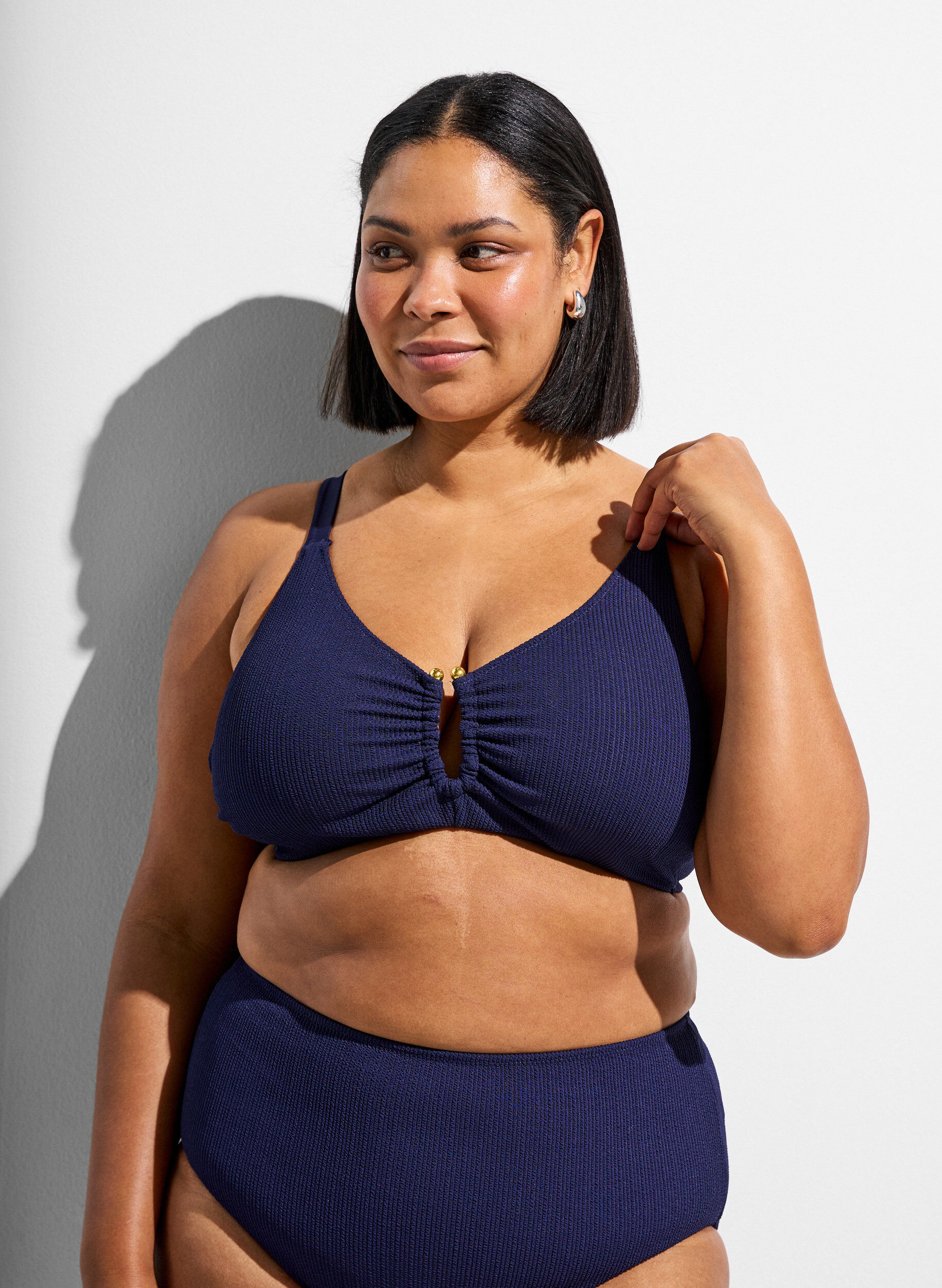 Haut de bikini textur&eacute; avec d&eacute;tail dor&eacute;, Bleu, Model