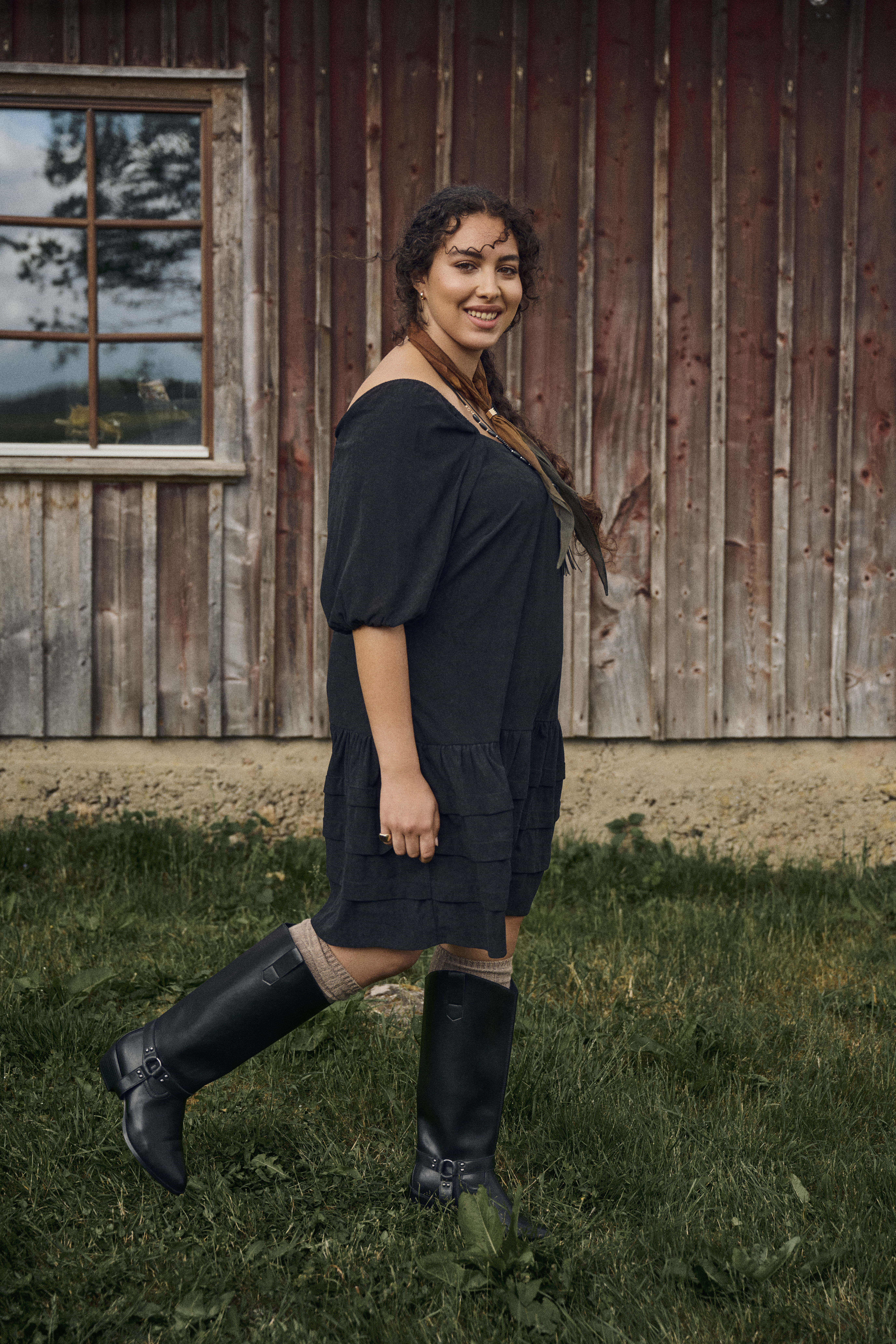 Fluwelen jurk met vierkante halslijn, , Model