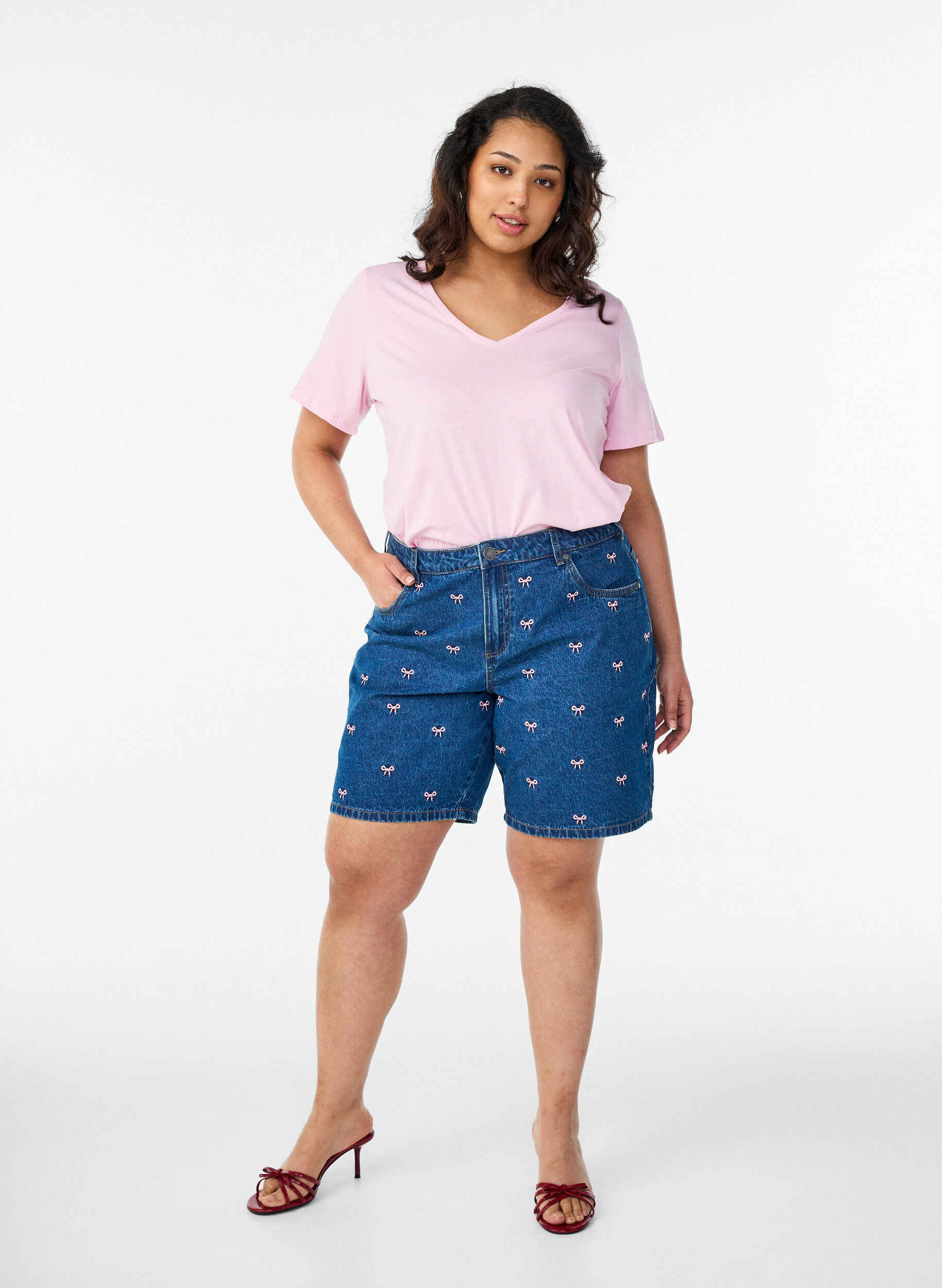 Zizzi T-shirt &agrave; manches courtes avec col en V, Rose, Model image number 1