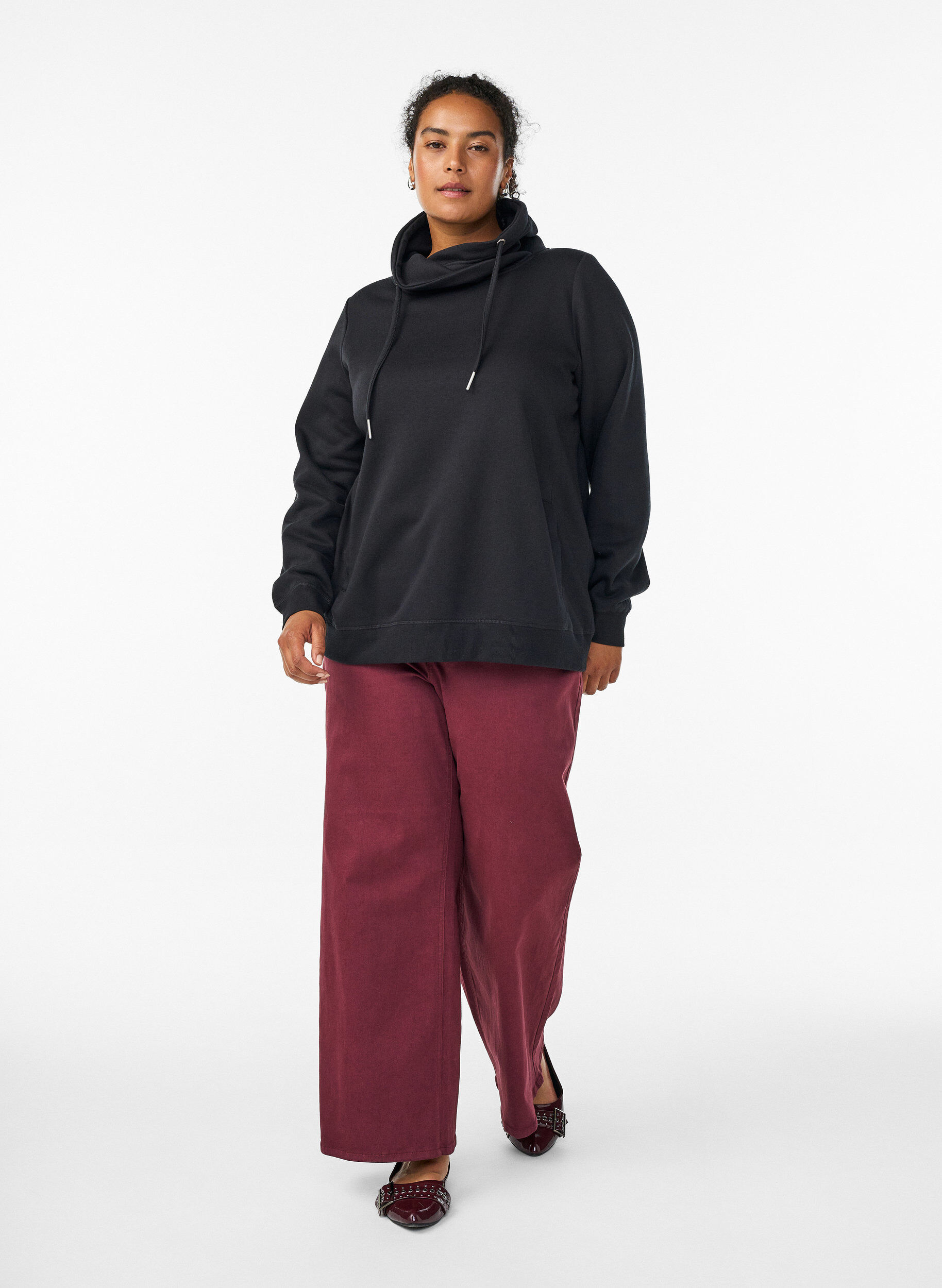 Zizzi Sweat &agrave; col montant et poches, Noir, Model image number 1