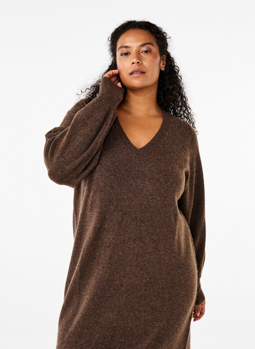 Gebreide jurk met lange mouwen en V-hals, Bruin, Model