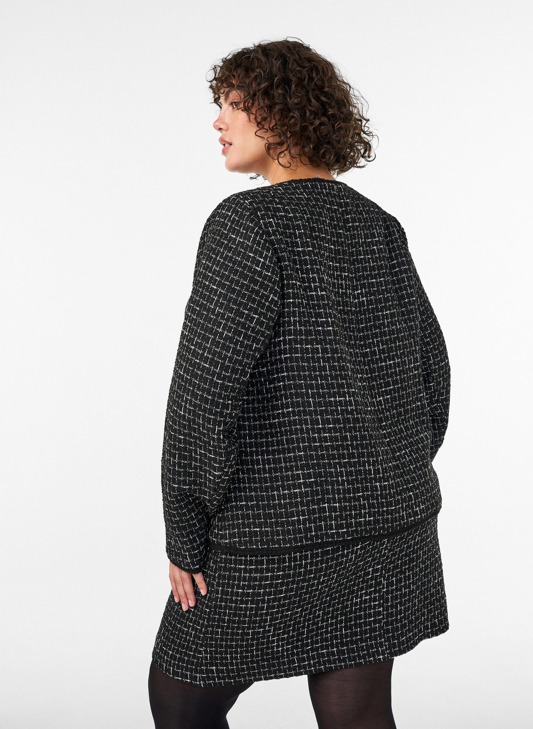 ZizziJasje in boucl&eacute; met goudkleurige knopen, Zwart, Model image number 2