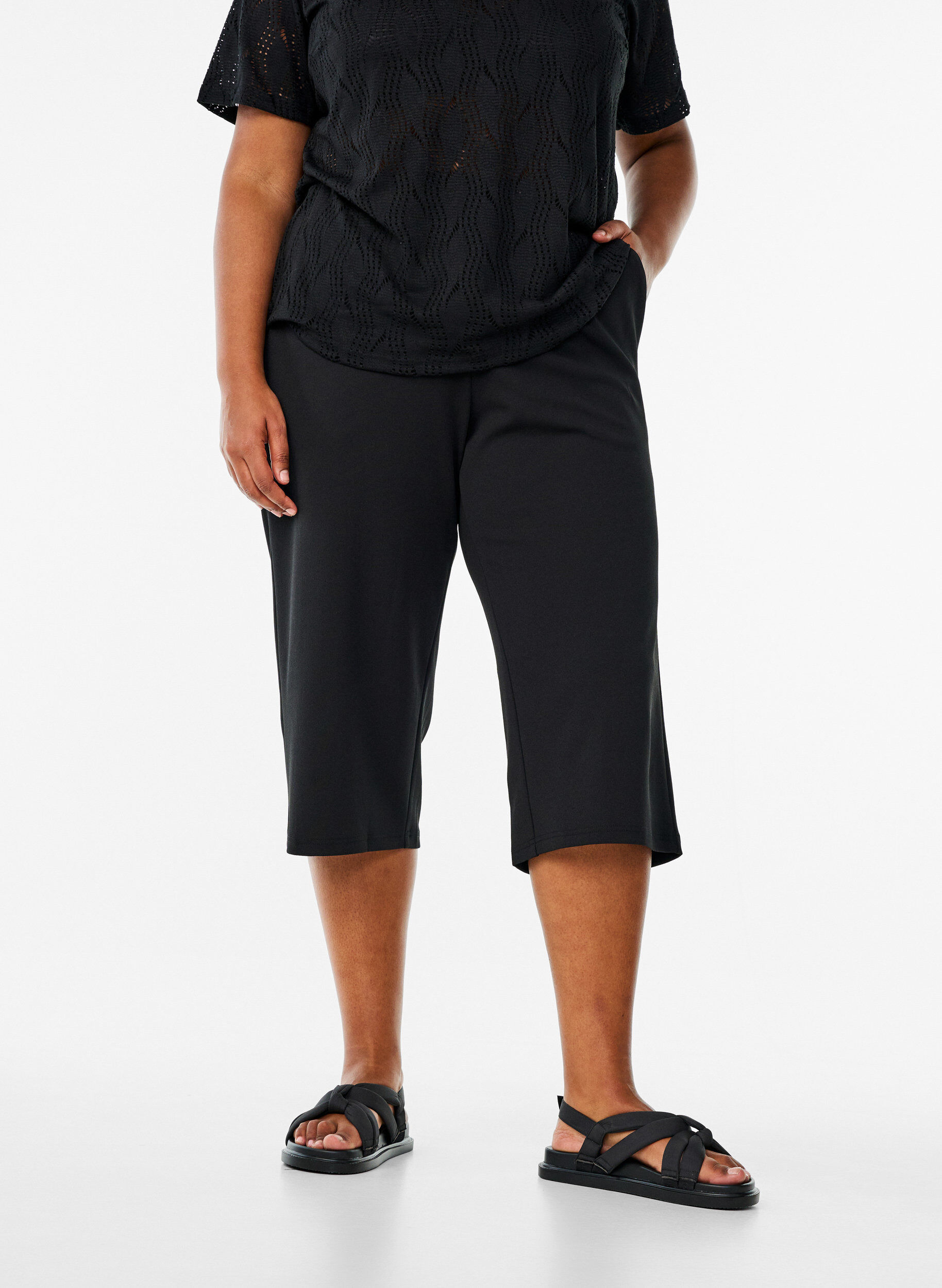 ZizziFLASH - Hoog getailleerde kniebroek met losse pasvorm, Zwart, Model image number 3