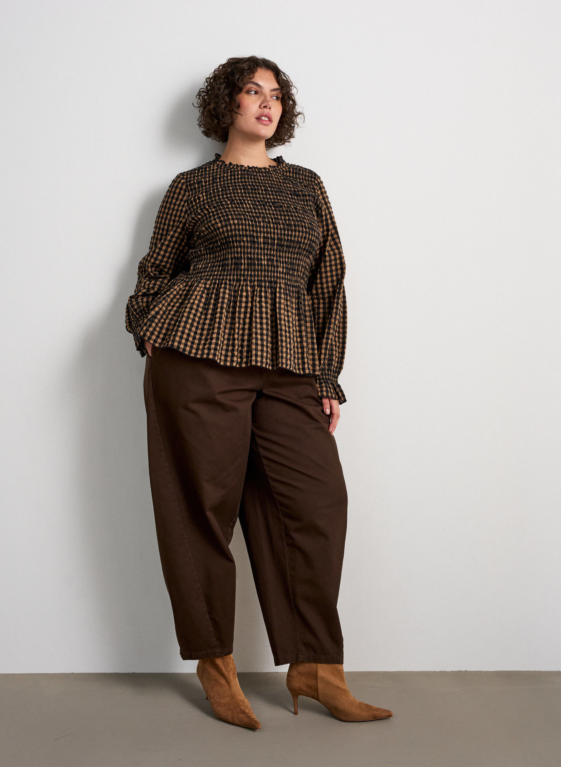 ZizziBlouse met ruitpatroon, smockwerk en peplum, Bruin, Model image number 1