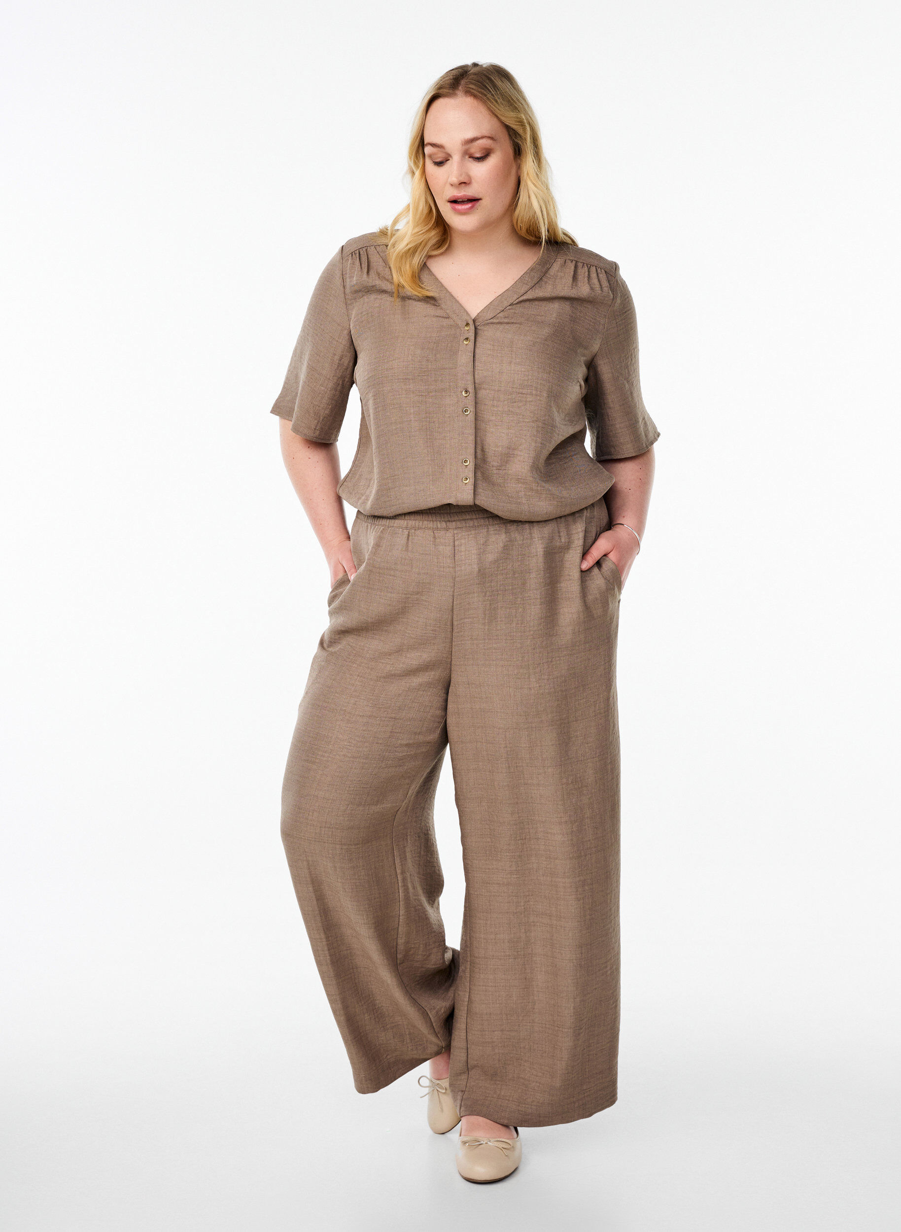 ZizziLosse broek met elastische tailleband en zakken, Bruin, Model image number 0