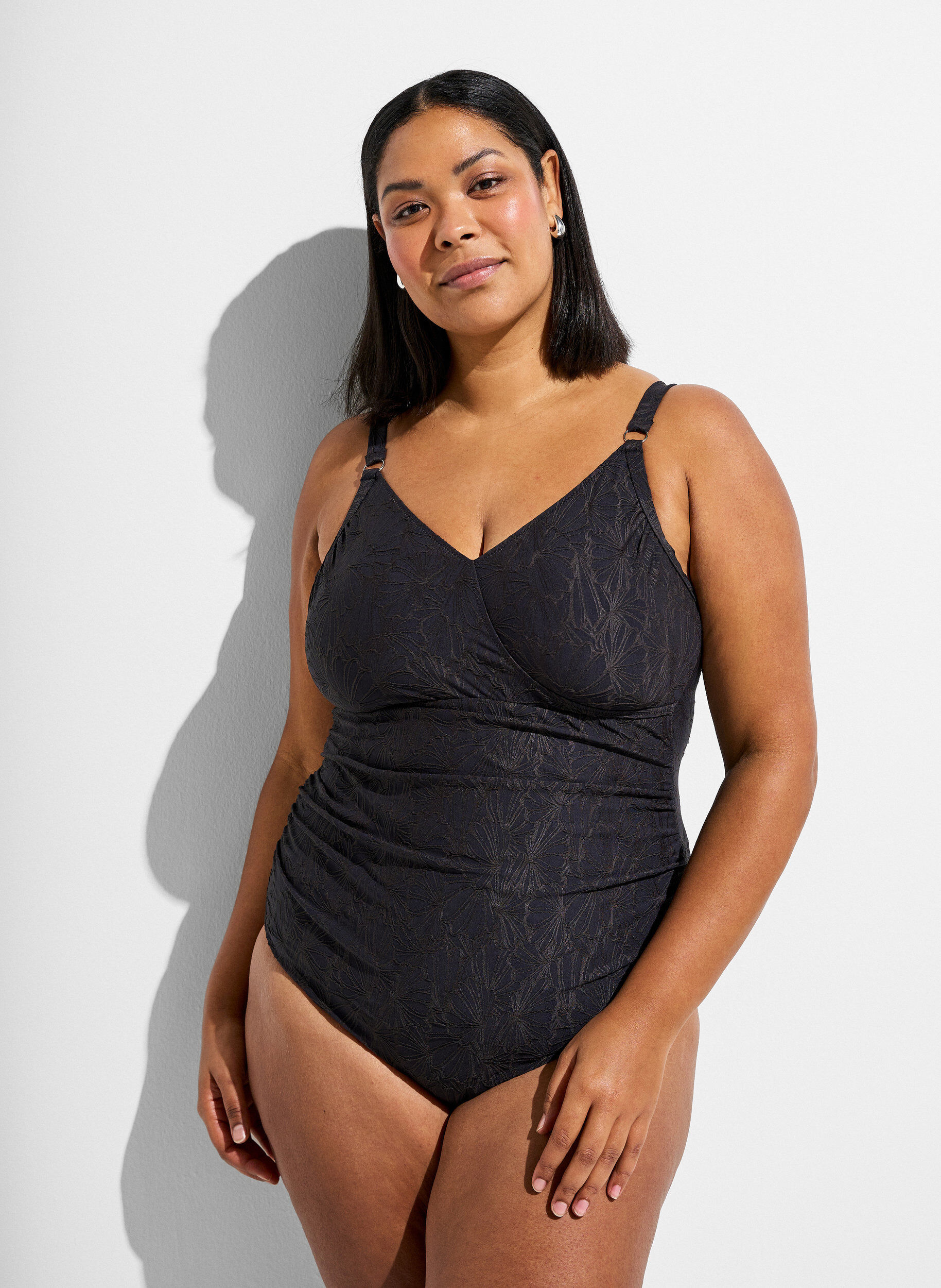 Maillot de bain avec d&eacute;tail crois&eacute; et texture florale ton sur ton, Gris anthracite, Model