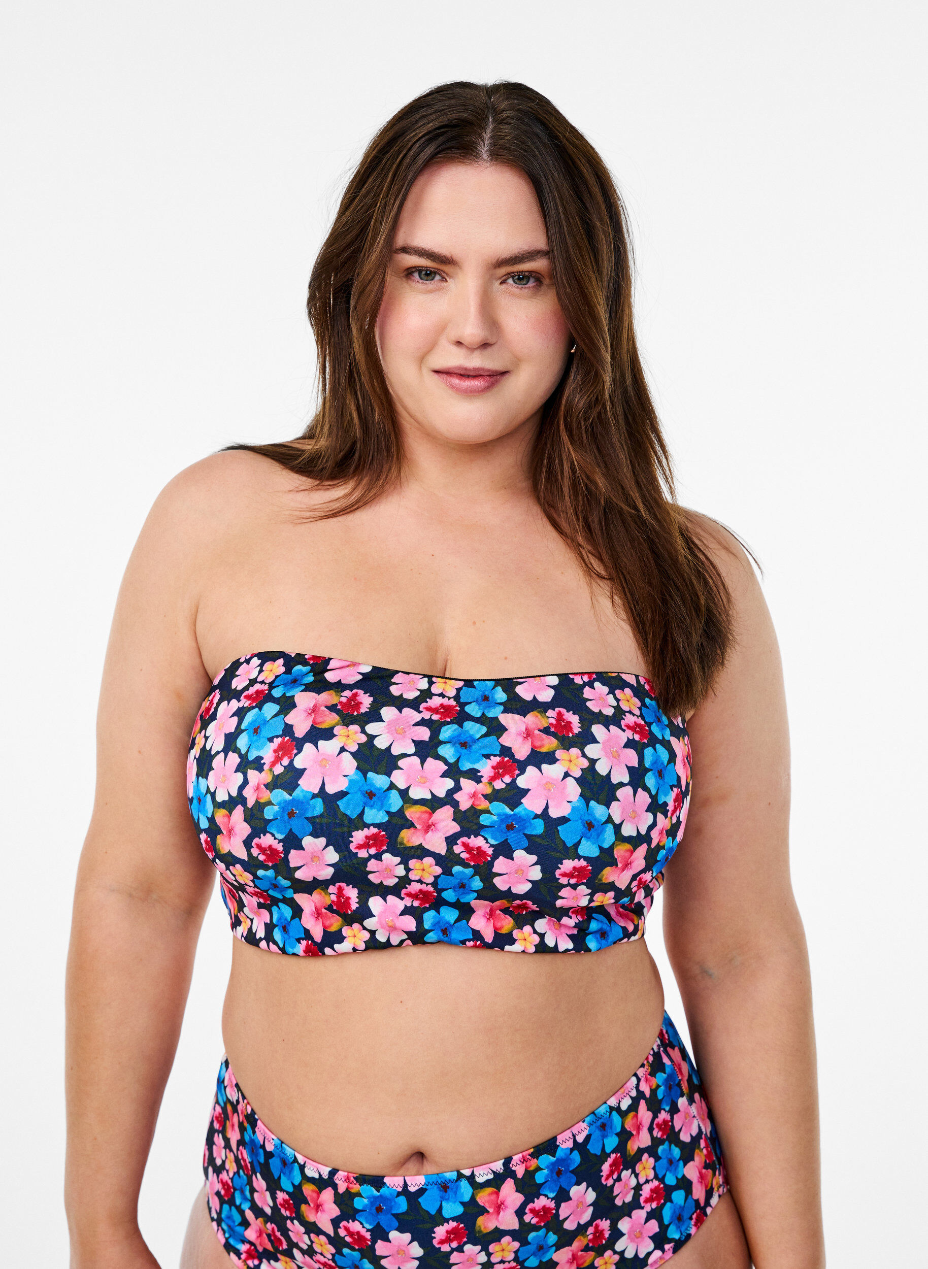 Bloemen bandeau bikinitop, Rood, Model