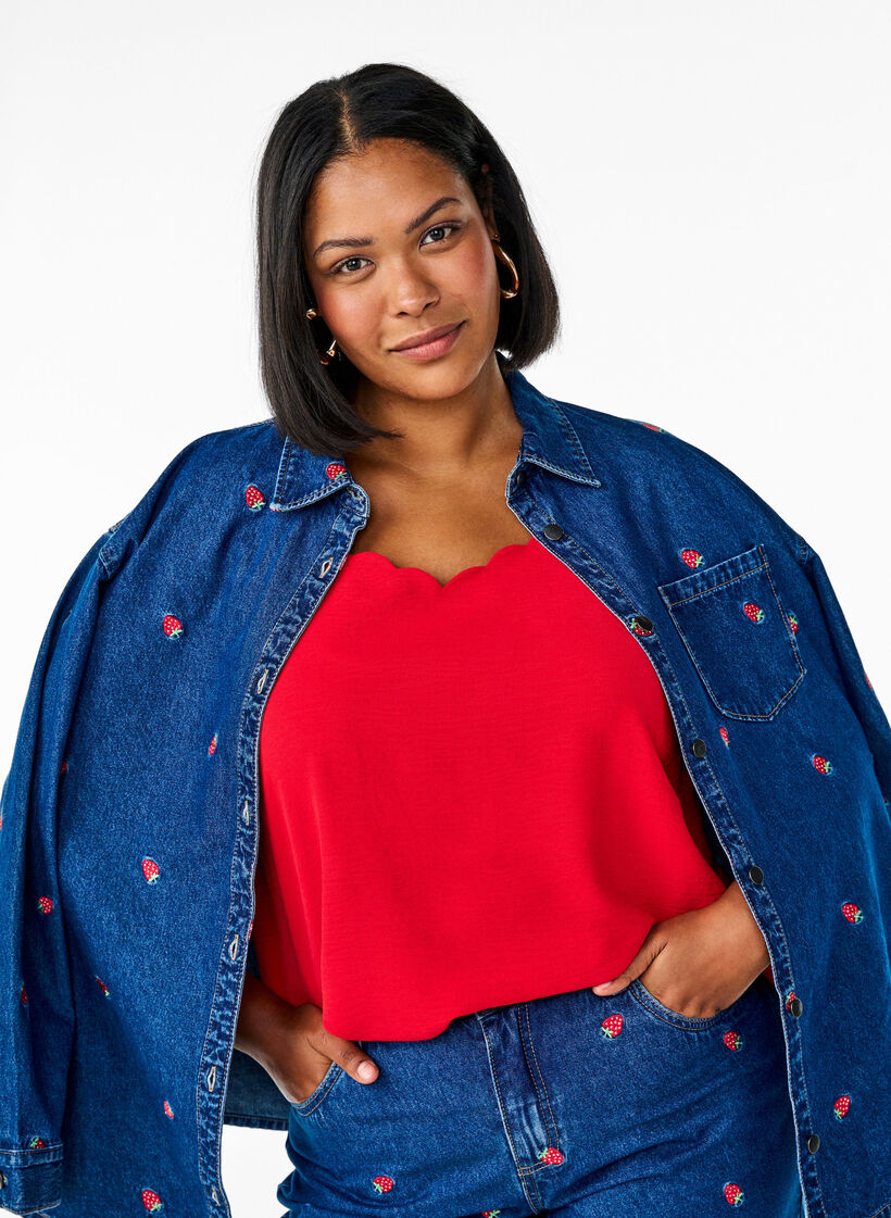 Denim shirt met geborduurde aardbeien, B. D. Strawberries, Model