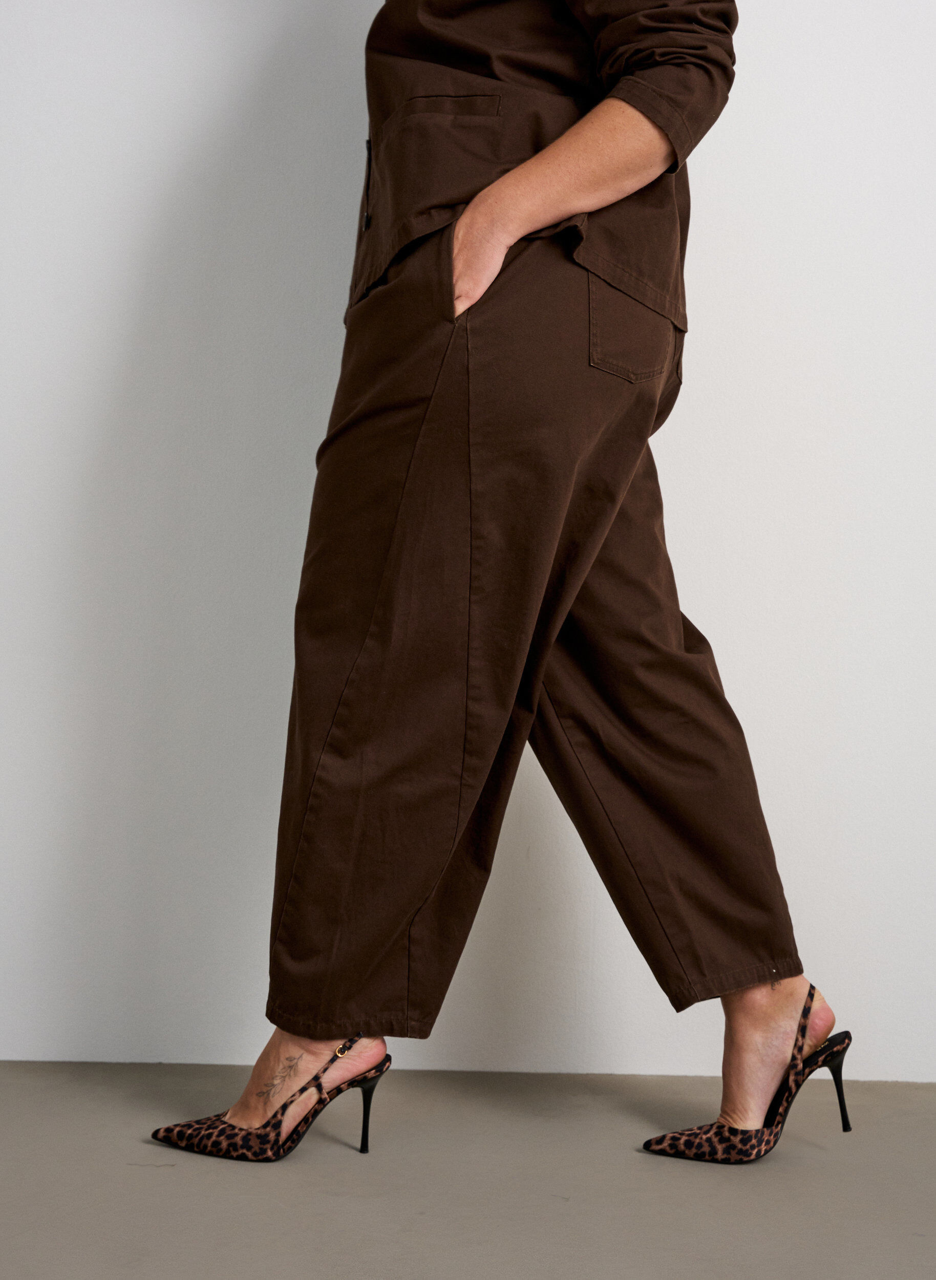 ZizziBarrel jeans met hoge taille en elastische tailleband, Bruin, Model image number 2