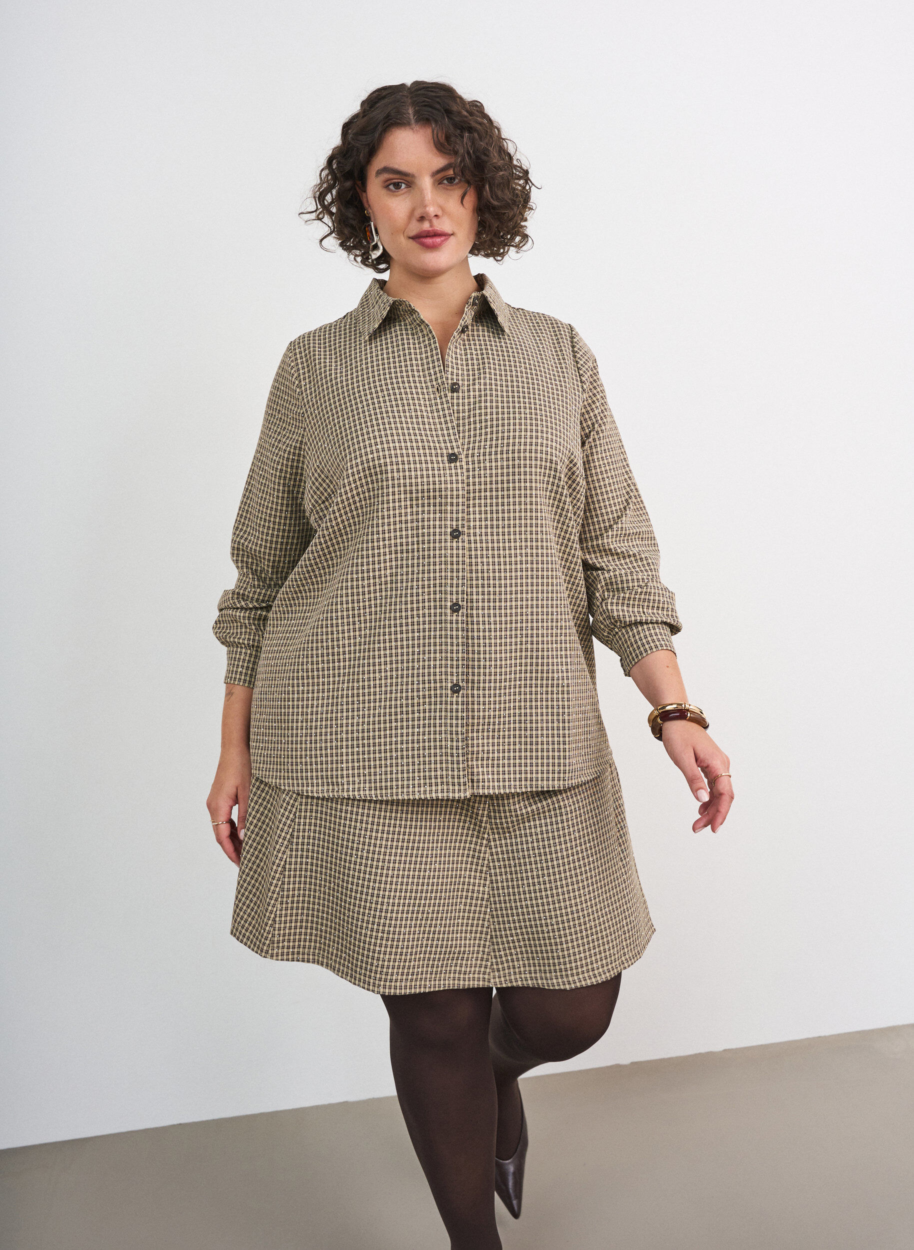 Rok met een mini-ruitpatroon en rhinestones, Bruin, Model