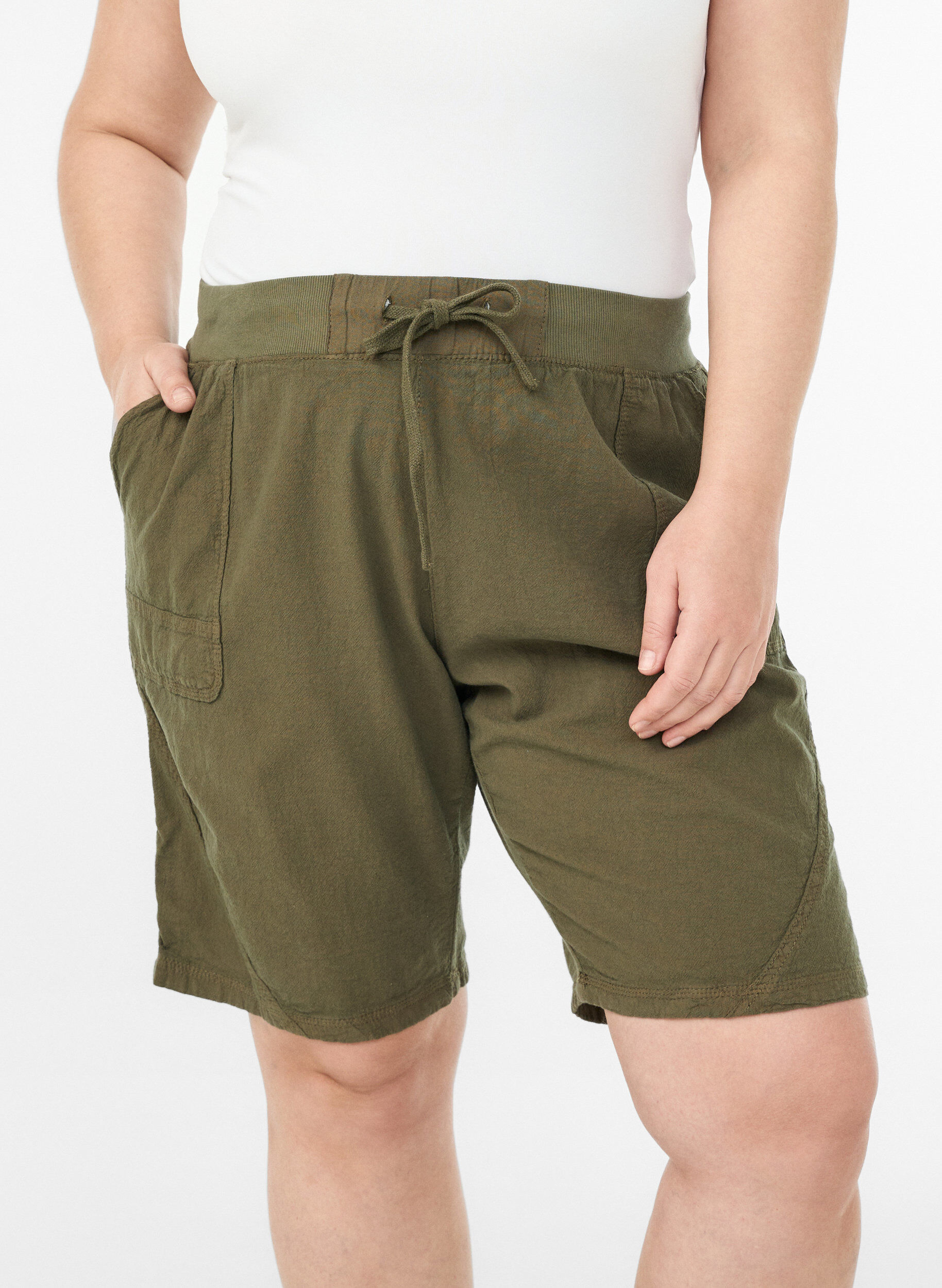 Zizzi Short en coton ample avec poches, Vert, Model image number 3