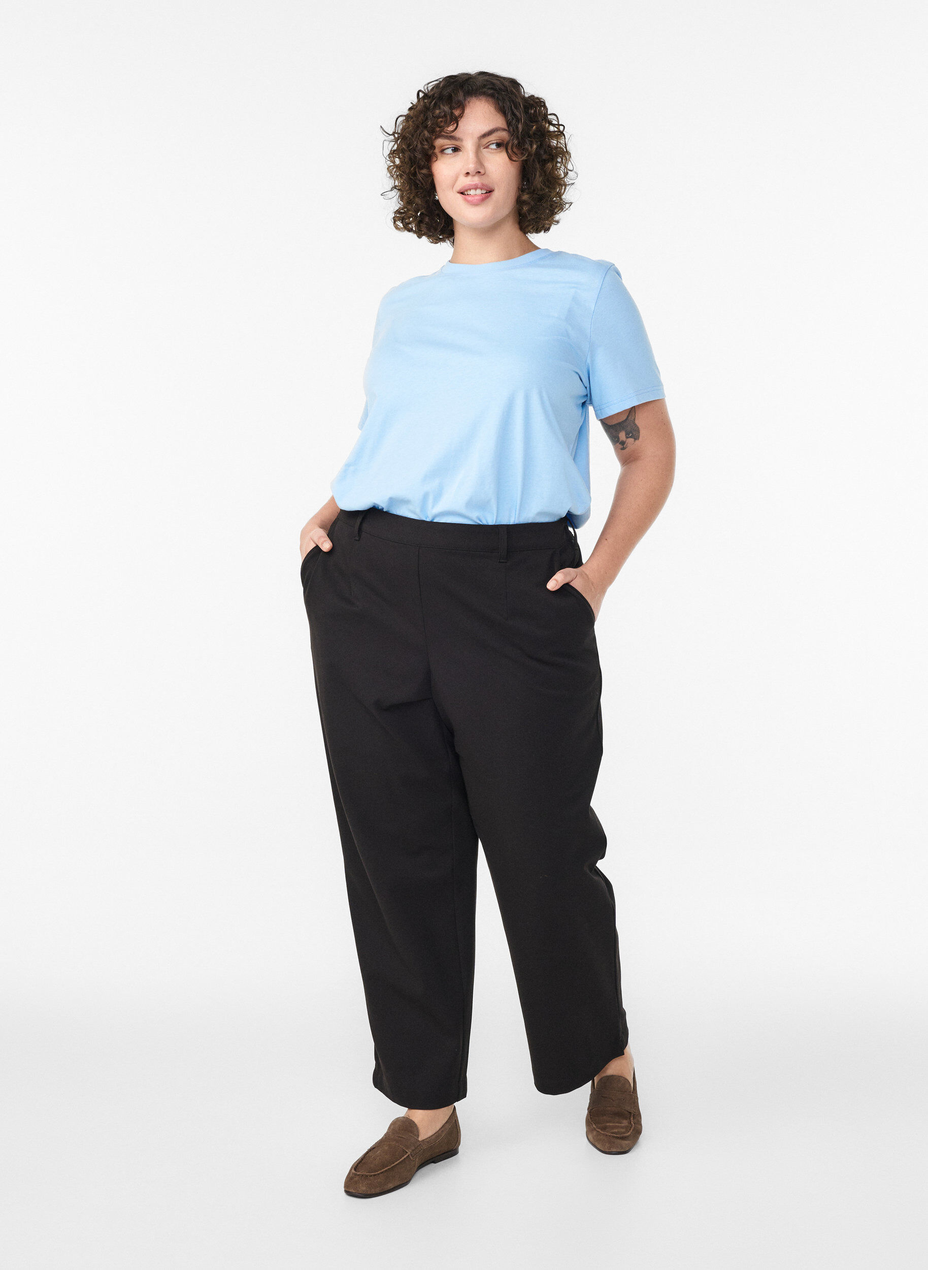 Zizzi T-shirt basique en coton &agrave; col rond, Bleu, Model image number 1