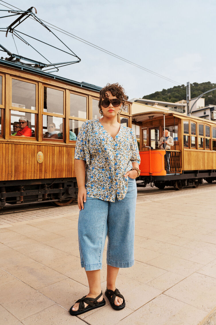 Bloemige zomerstijl in blauwtinten, , Model