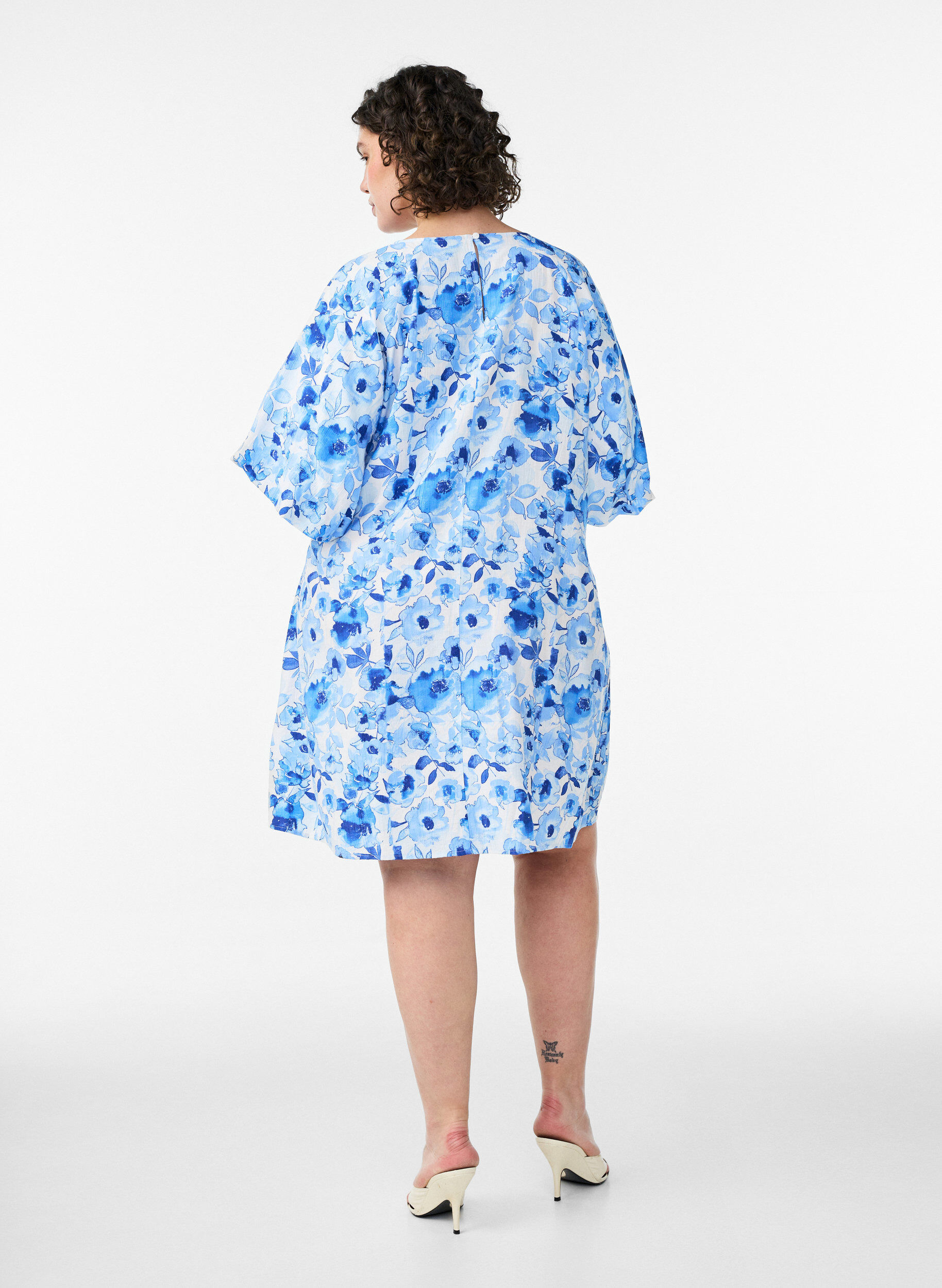 Zizzi Robe courte en viscose avec manches ballon, Bleu, Model image number 2