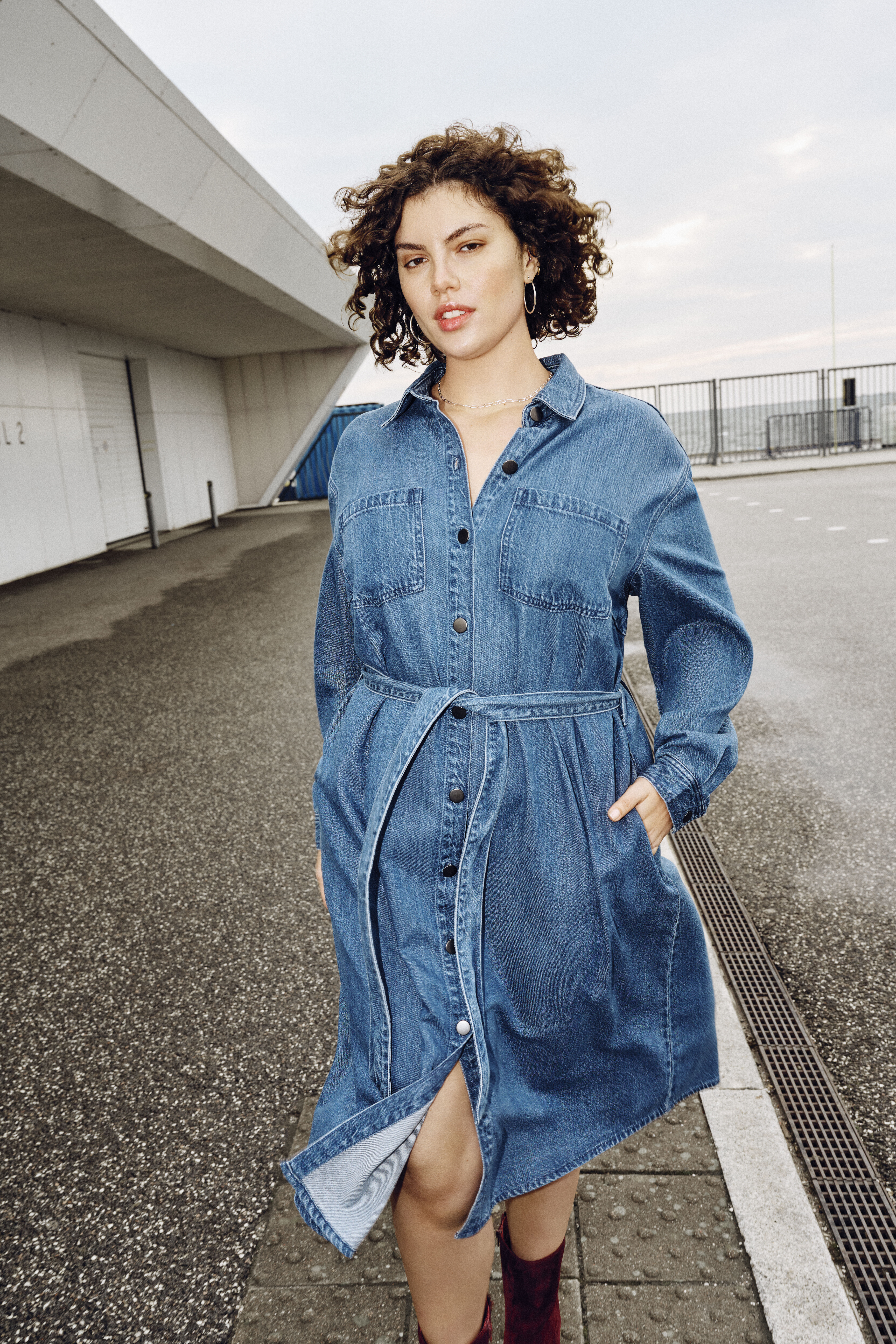 ZizziDenimjurk met strikband, , Model