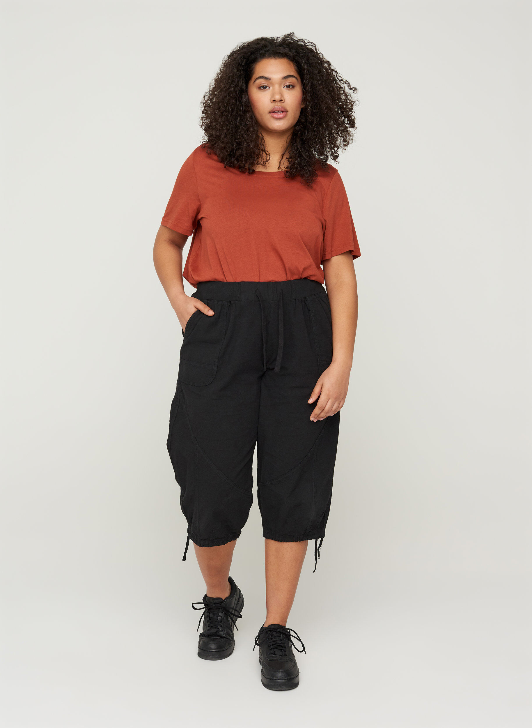 Losse cropped broek van katoen, Zwart, Model