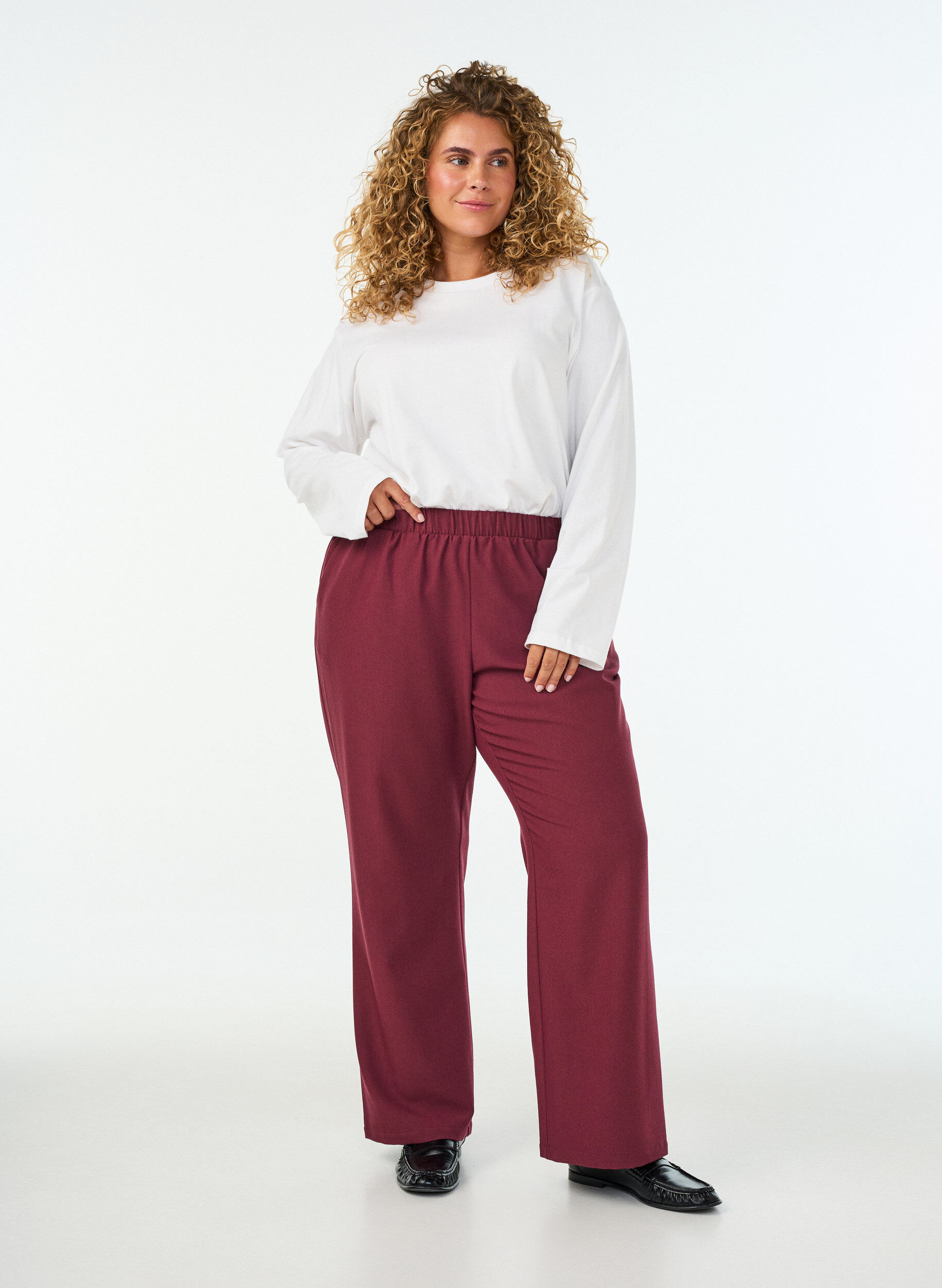 Broek met zakken en een losse pasvorm, Rood, Model