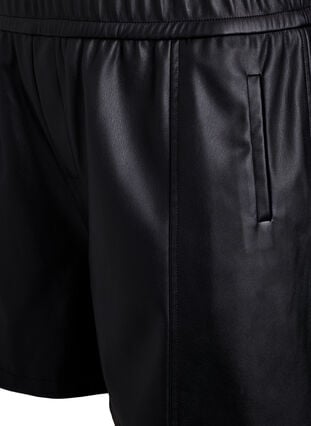 ZizziLosse imitatieleer shorts met elastische tailleband, Black, Packshot image number 2