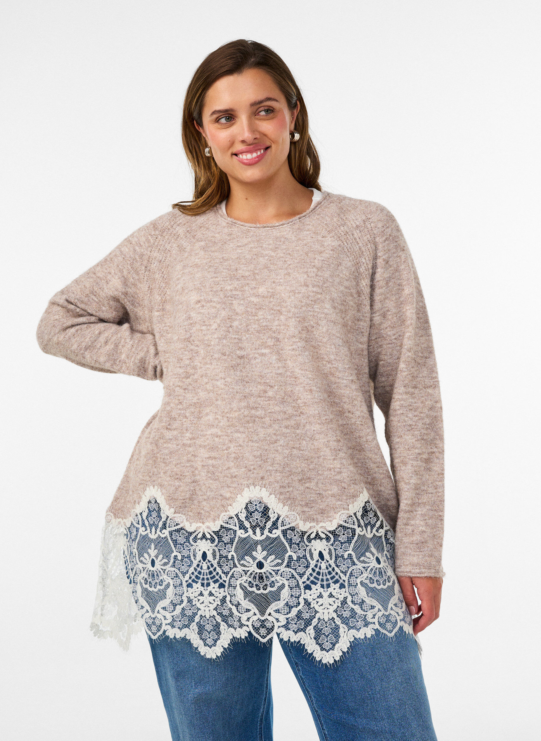 Gebreide blouse met raglanmouwen en een brede kanten rand, Beige, Model