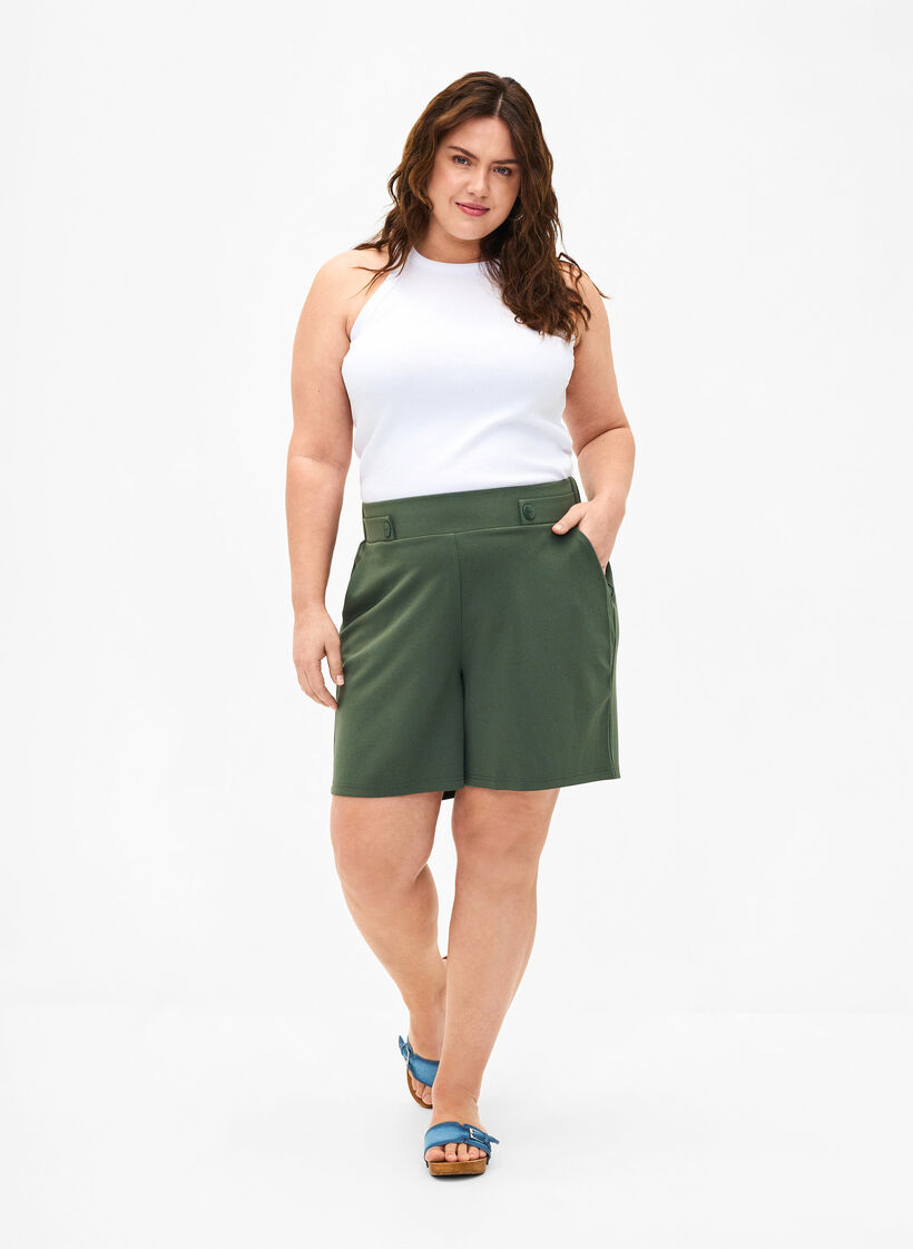 Korte broek met zakken en losse pasvorm, Groen, Model image number 1