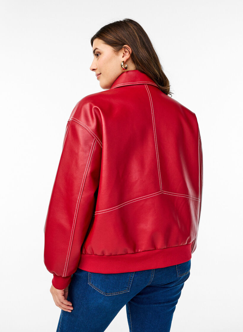 Imitatieleer bomberjack, Rhythmic Red, Model