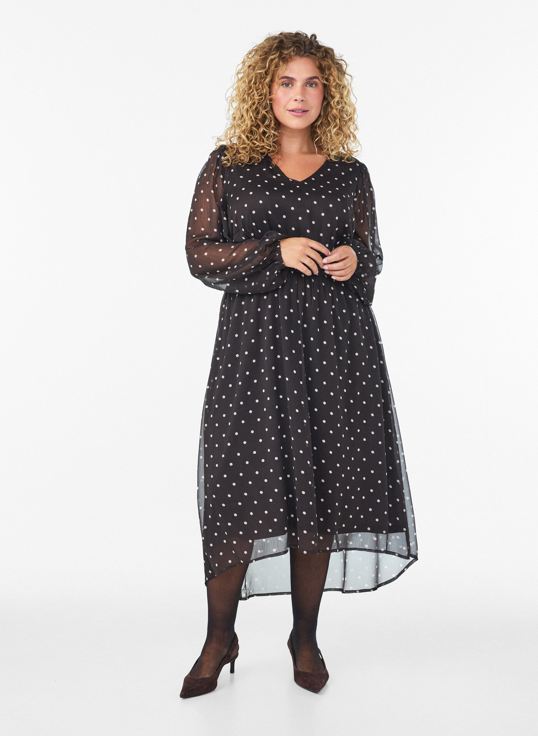 Chiffon jurk met polkadots en lange mouwen, Bruin, Model