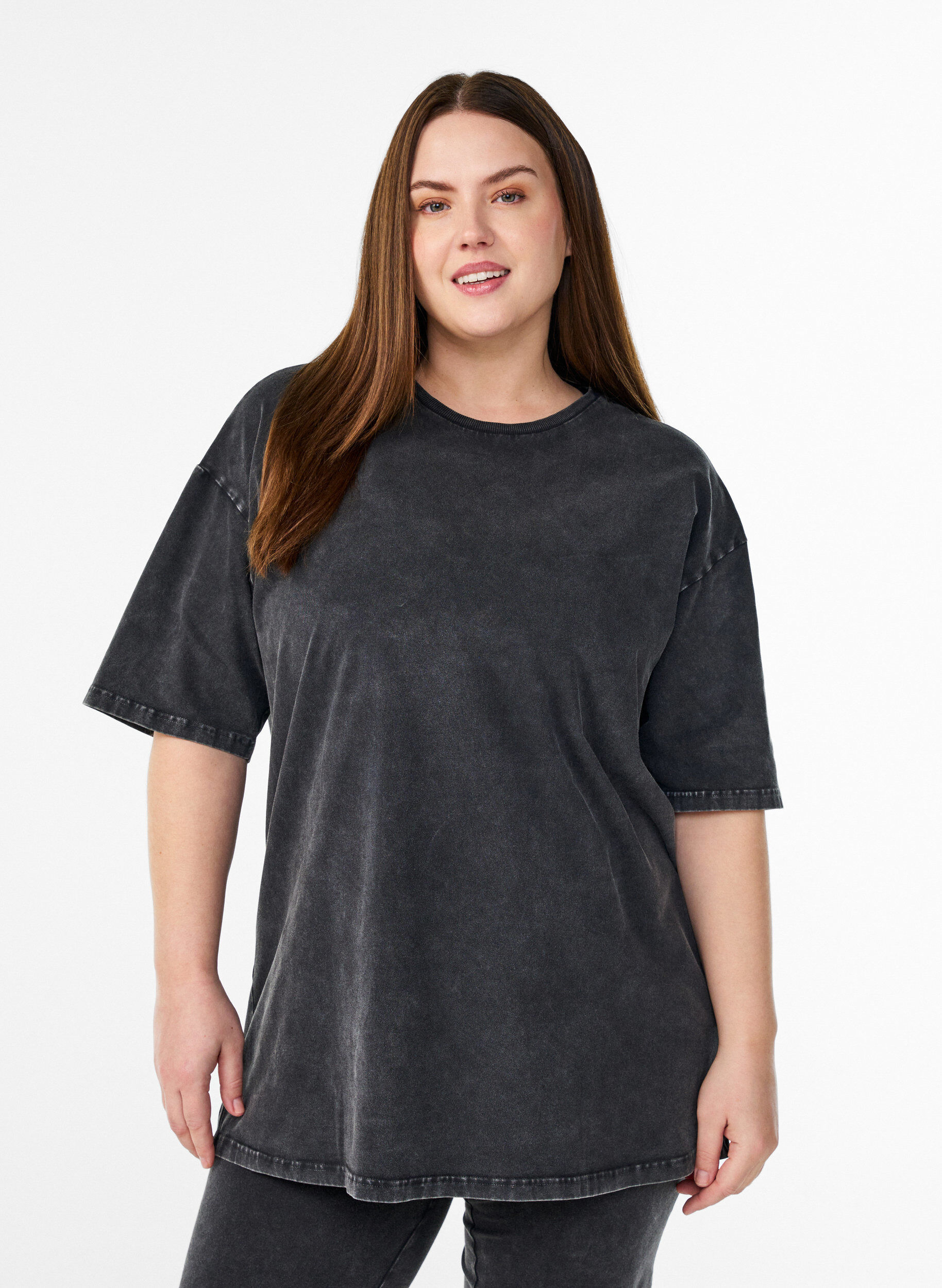 Sporty katoenen T-shirt met een gewassen effect, Zwart, Model