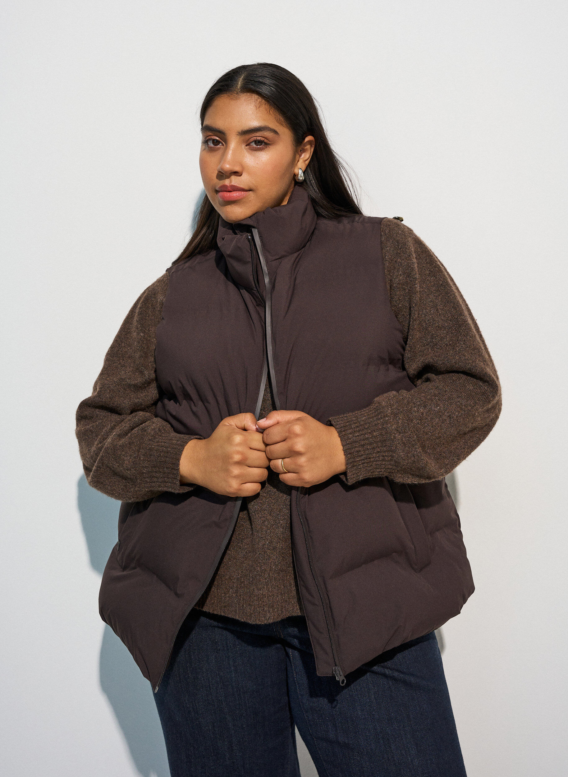 Korte puffer bodywarmer met hoge kraag, Bruin, Model