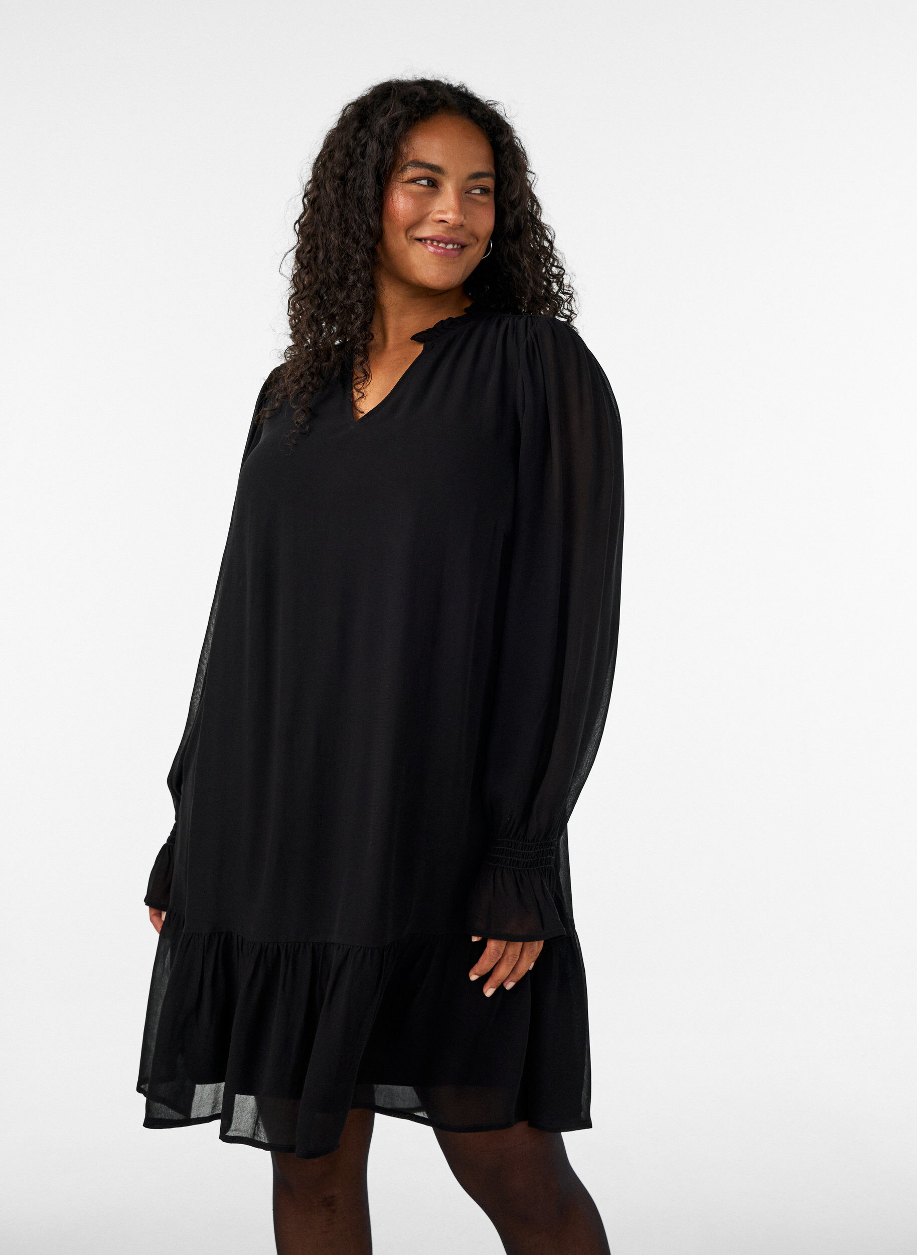 Viscose jurk met ruches en doorschijnende mouwen, Zwart, Model