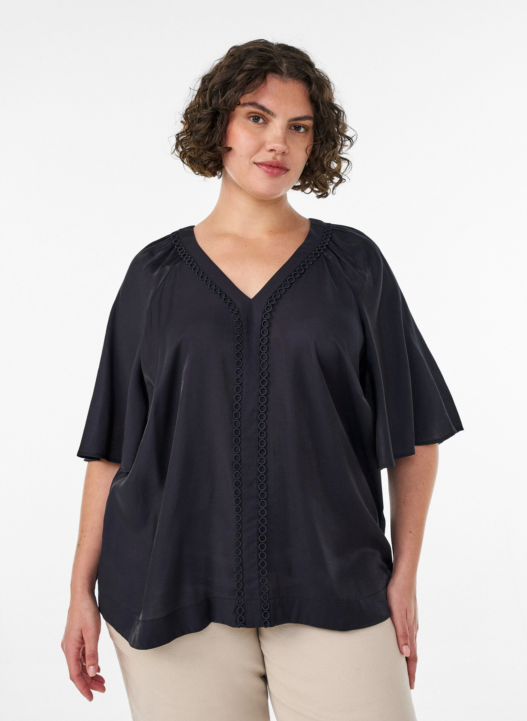 Viscose blouse met V-hals en decoratieve details, Zwart, Model