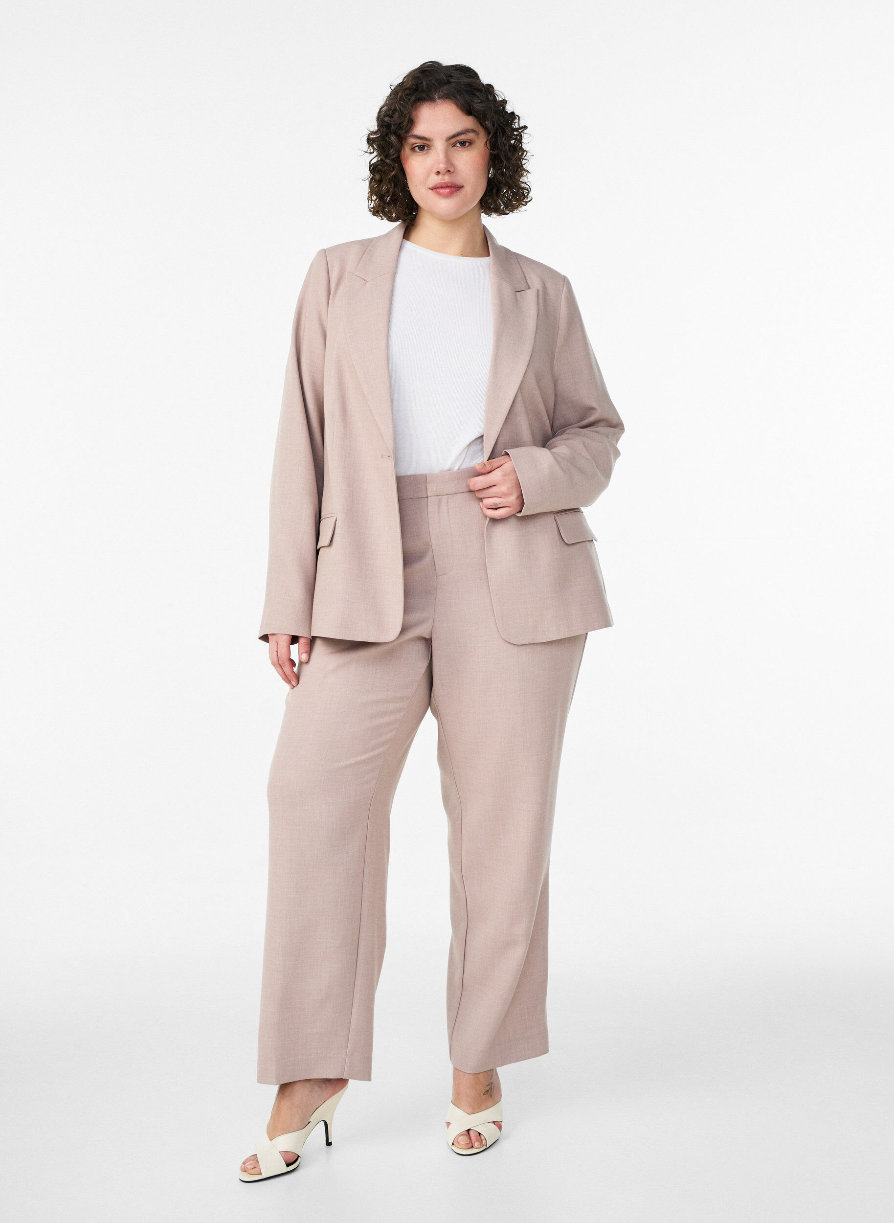 Zizzi Blazer classique avec fermeture &agrave; bouton unique et poches, Beige, Model image number 1