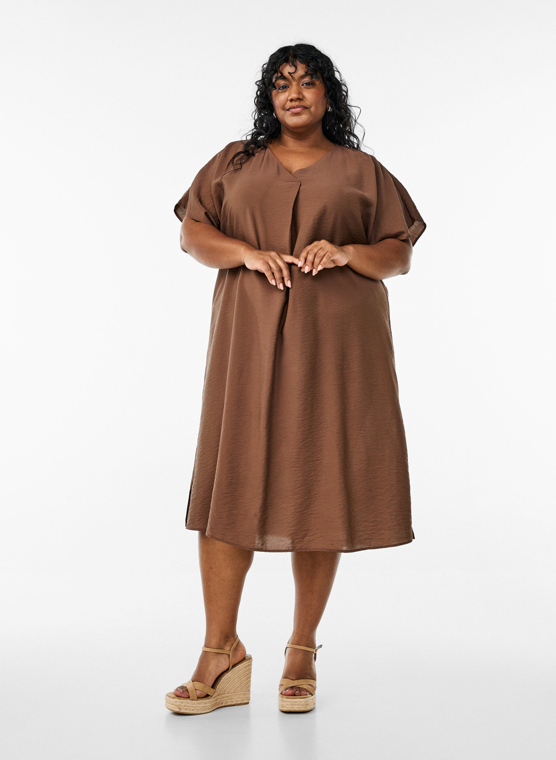 Zizzi Robe &agrave; col en V en viscose, Marron, Model image number 1