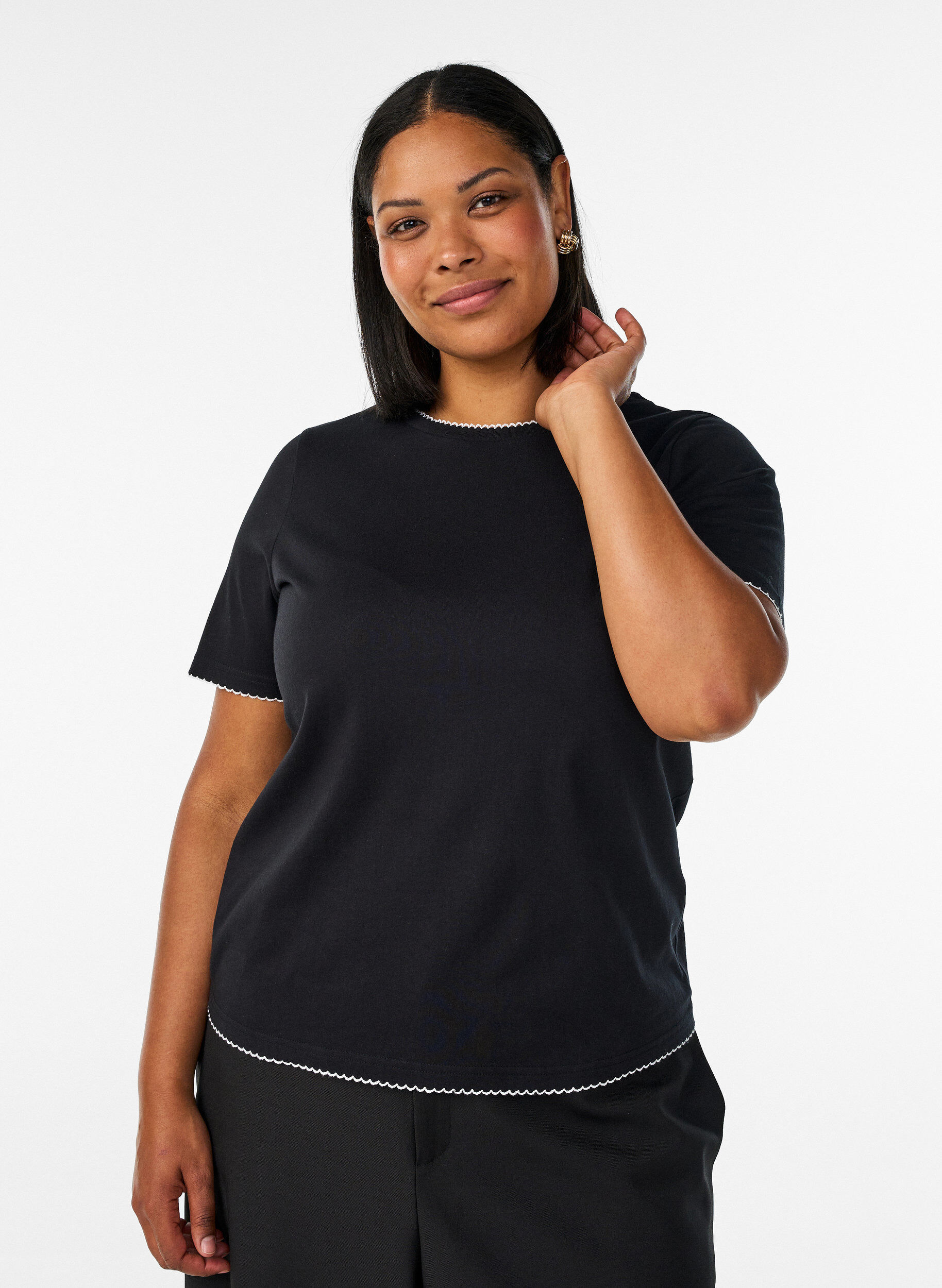Katoenen T-shirt met golvende contrasterende randen, Zwart, Model