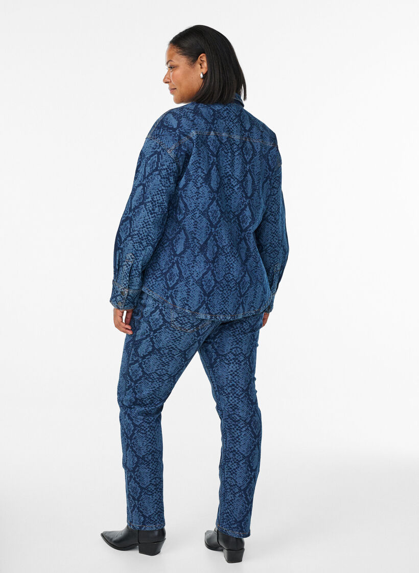 Emily jeans met slangenprint, Denim Snake AOP, Model