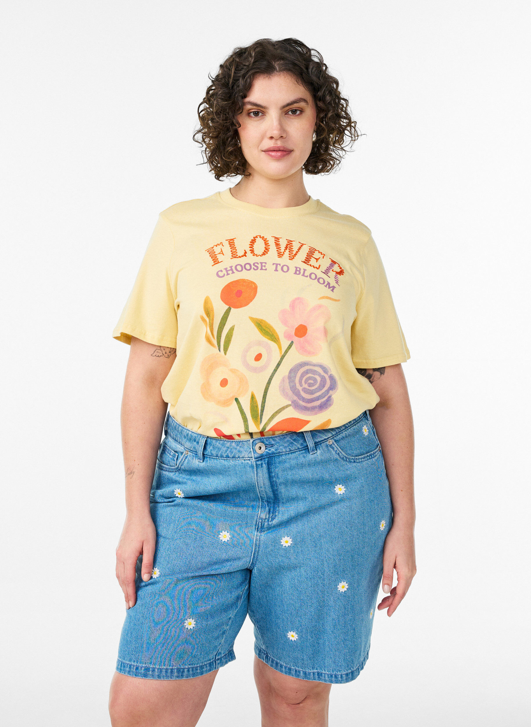 Short en jean taille haute avec broderies florales, Bleu Clair, Model