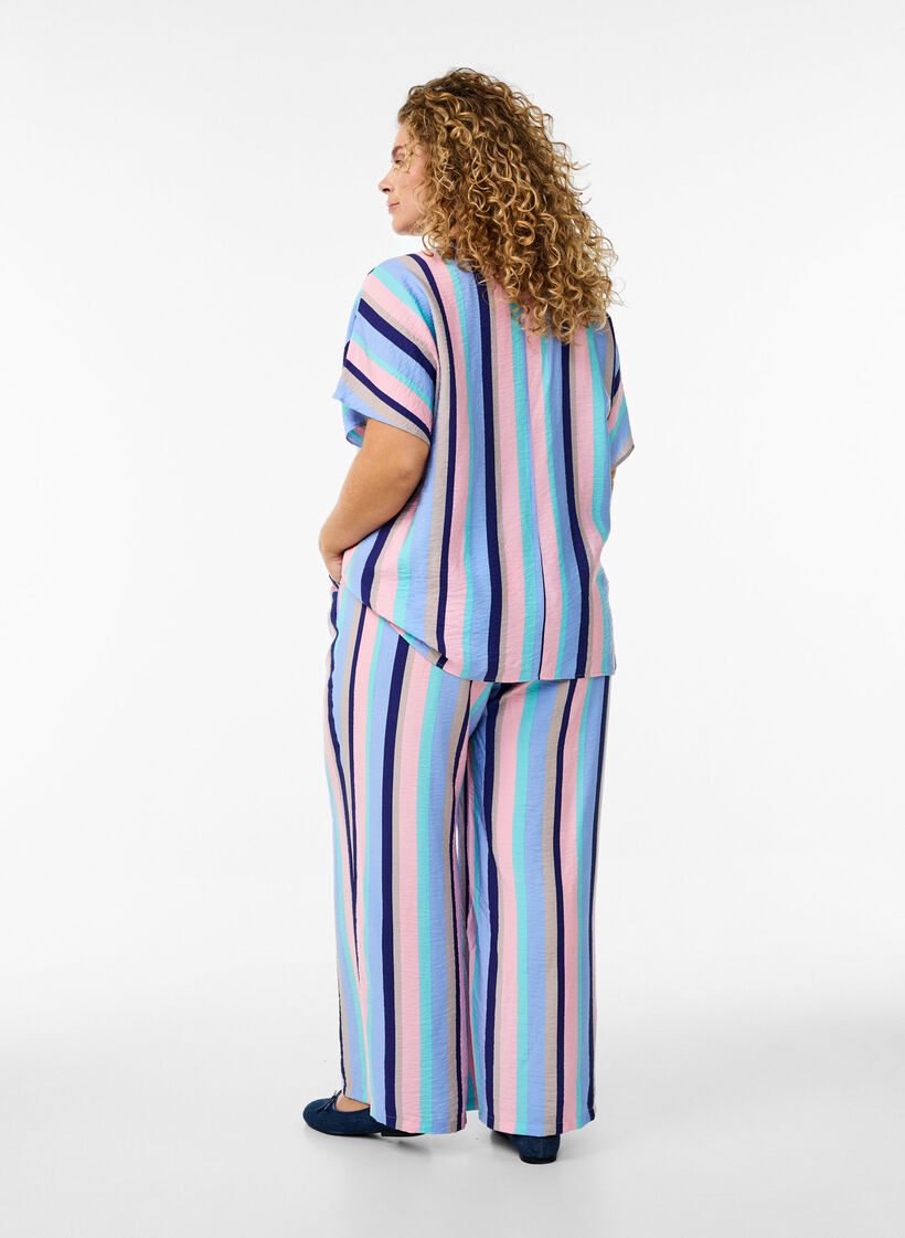 Losse viscose broek met strepen, Pastel stripe, Model