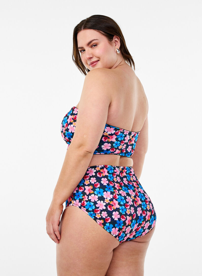 Bloemen bandeau bikinitop, Multi Flower AOP, Model