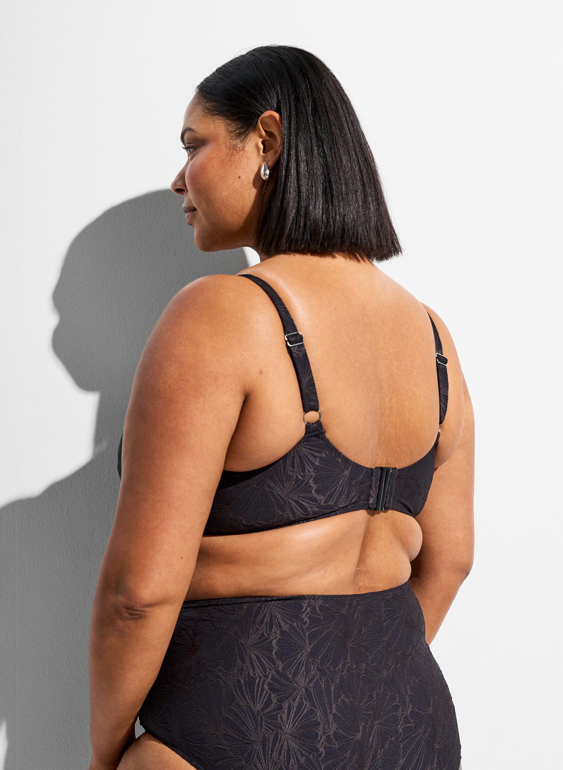 Zizzi Haut de bikini &agrave; armatures et motif textur&eacute;, Gris anthracite, Model image number 1