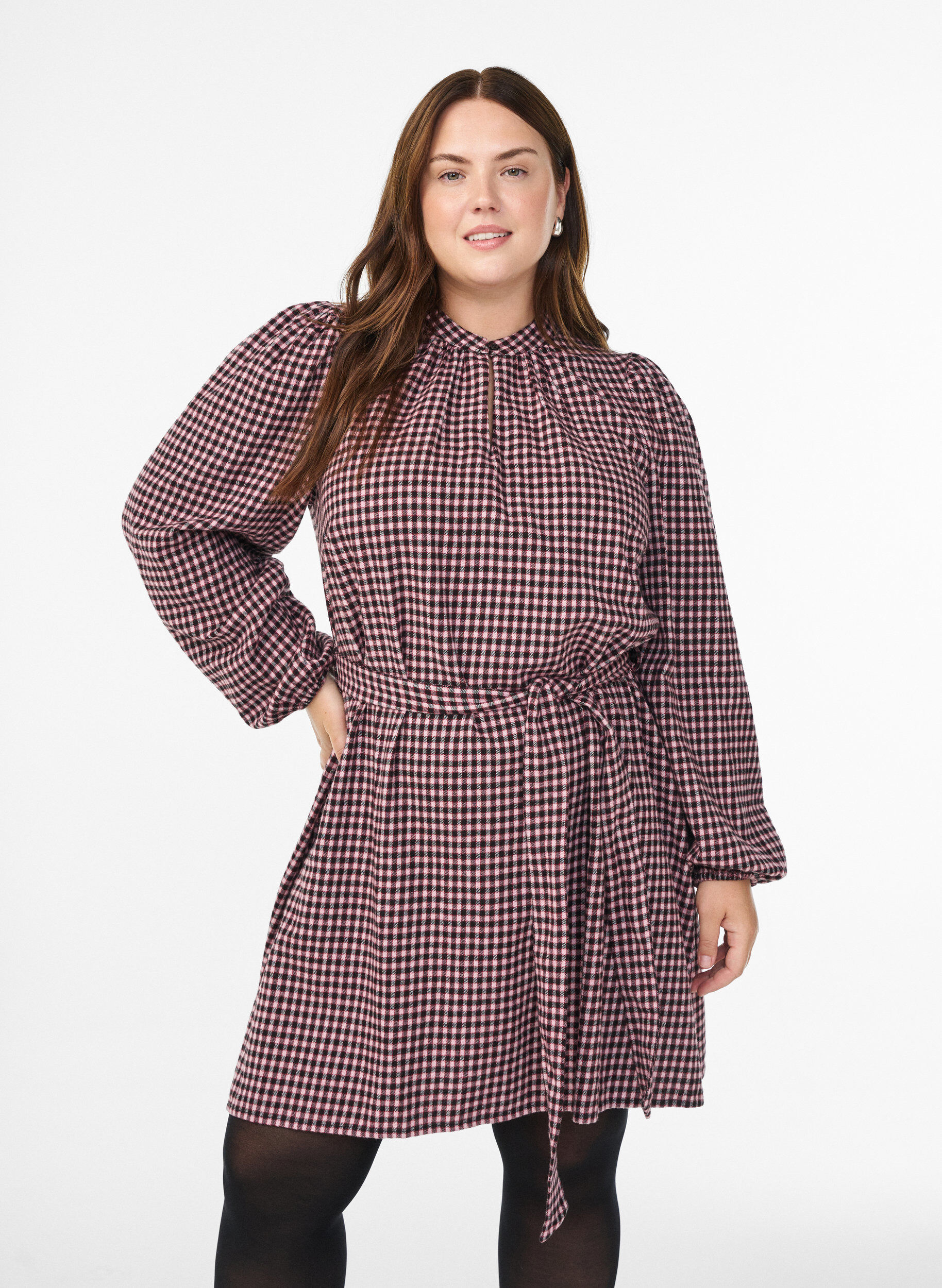 Korte jurk met ruitjes en een strikceintuur, Rood, Model