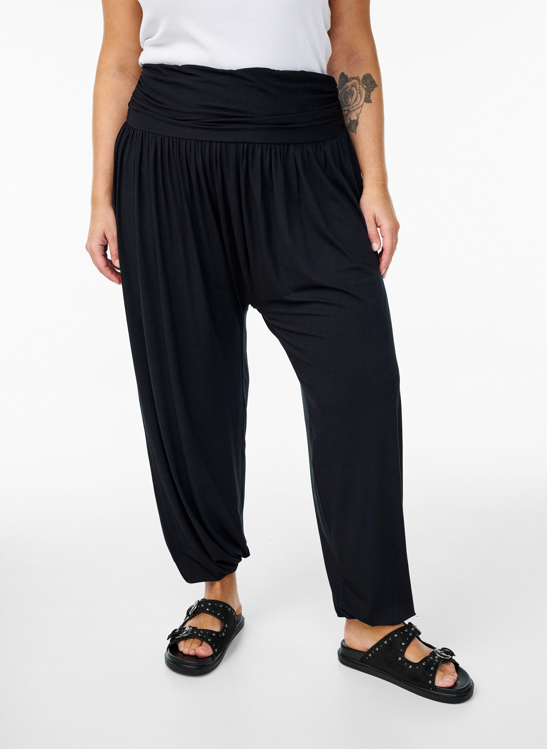 Zizzi Pantalon sarouel ample, Noir, Model image number 2