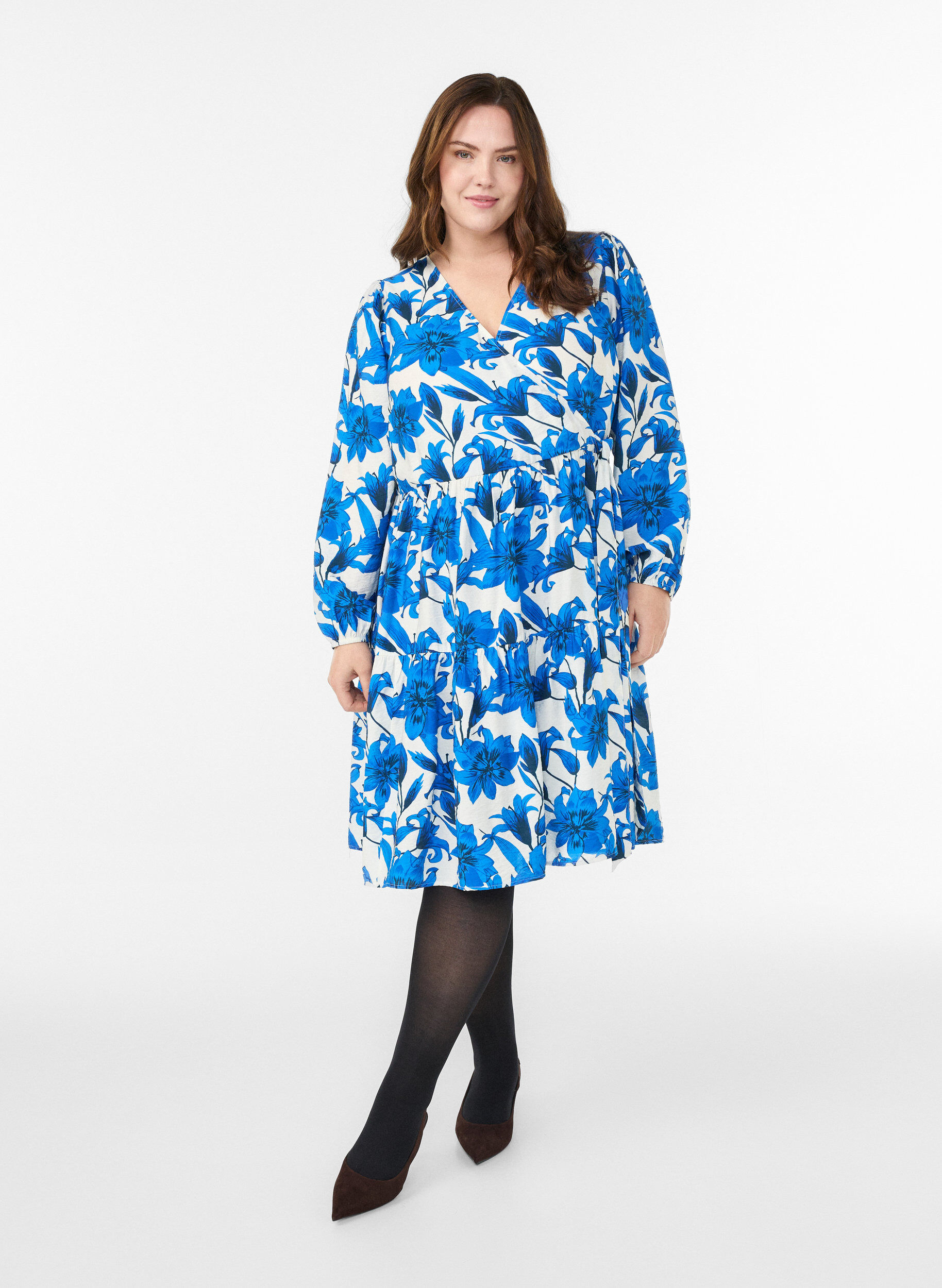 ZizziBloemen wikkeljurk met strikceintuur, Vanille, Model image number 1