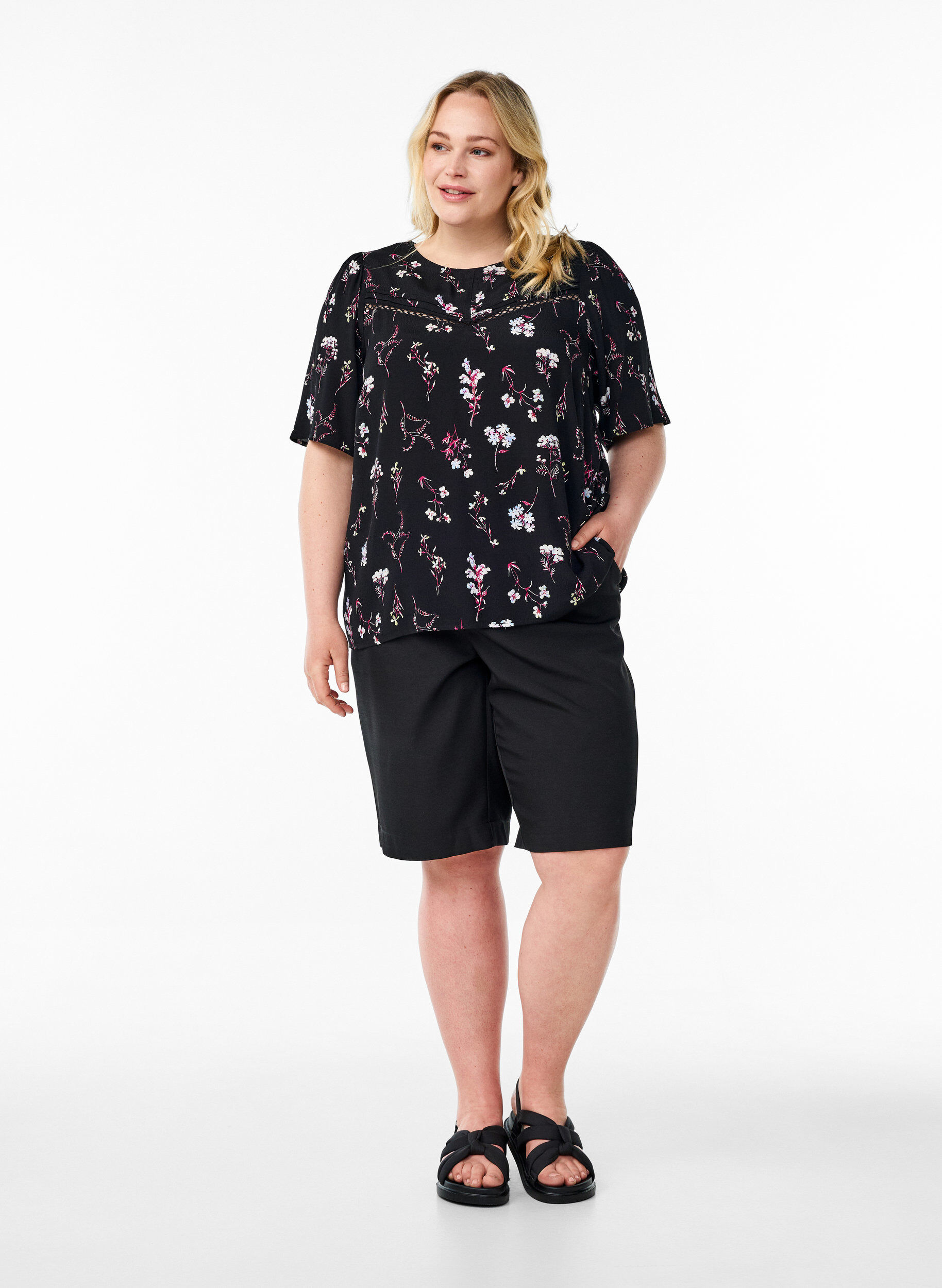 ZizziBlouse met bloemmotief en korte mouwen, Zwart, Model image number 1