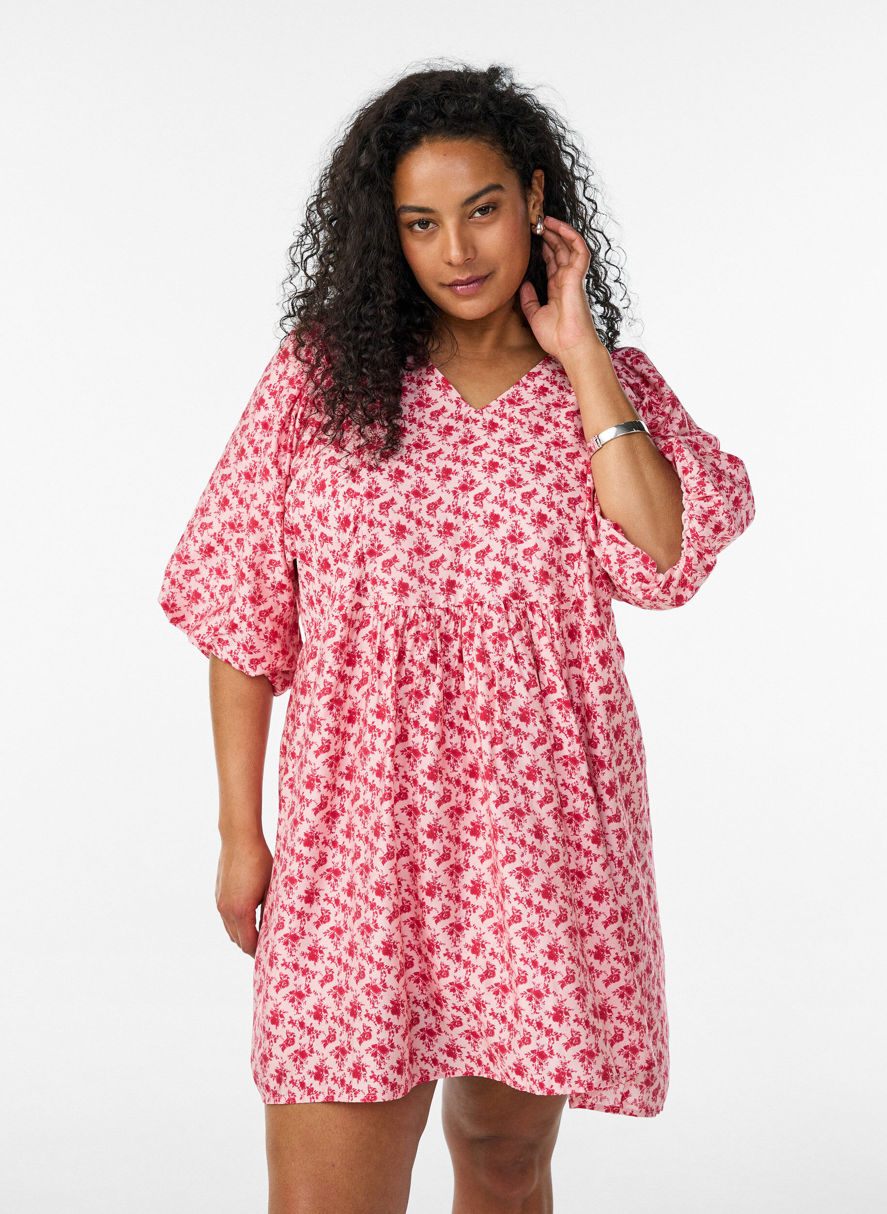 Korte viscosejurk met een empire-lijn en ballonmouwen, Rood, Model